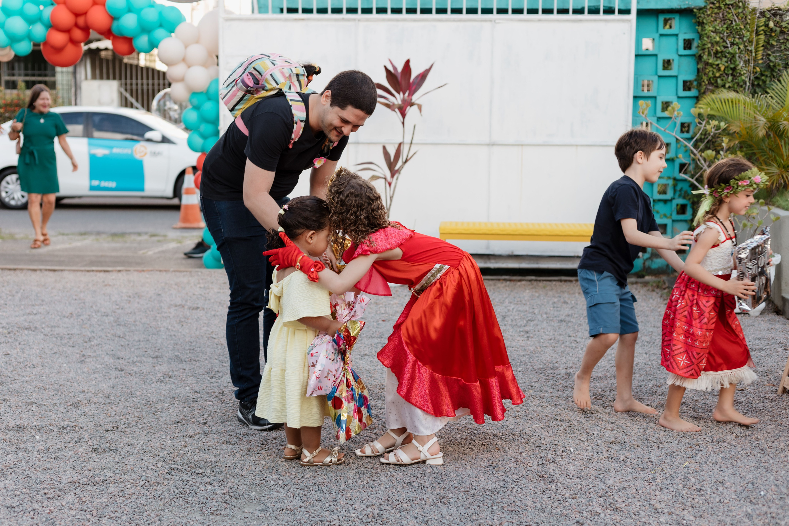 Crianças recebendo convidados na festa de aniversário