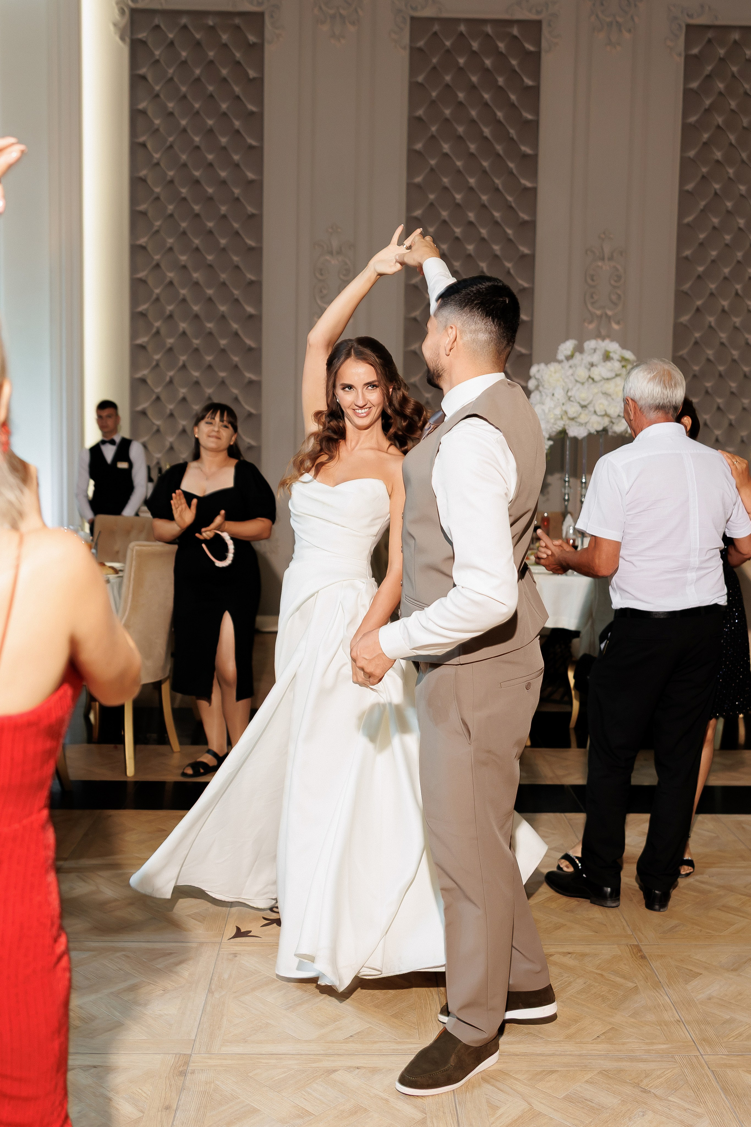 Eugen & Livia — Grand Elysee — Wedding Day. Servicii Foto și Video 067188353