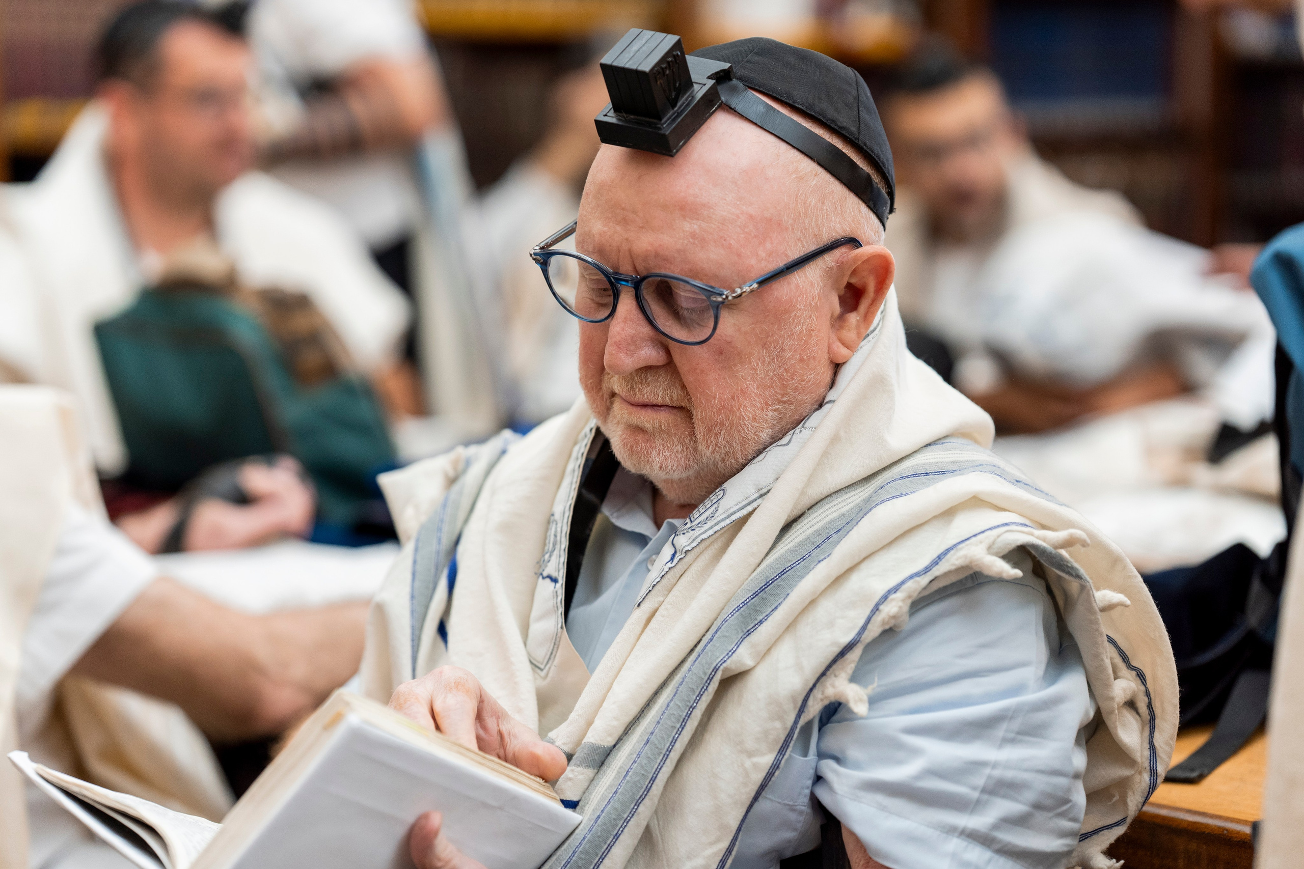 הנחת התפילין רפאל לוי. יוסף מזרחי צילום חתונה, ברית וזוגיות. צלם מקצועי שאוהב להוציא אתכם הכי יפים ברגעים הכי מרגשים