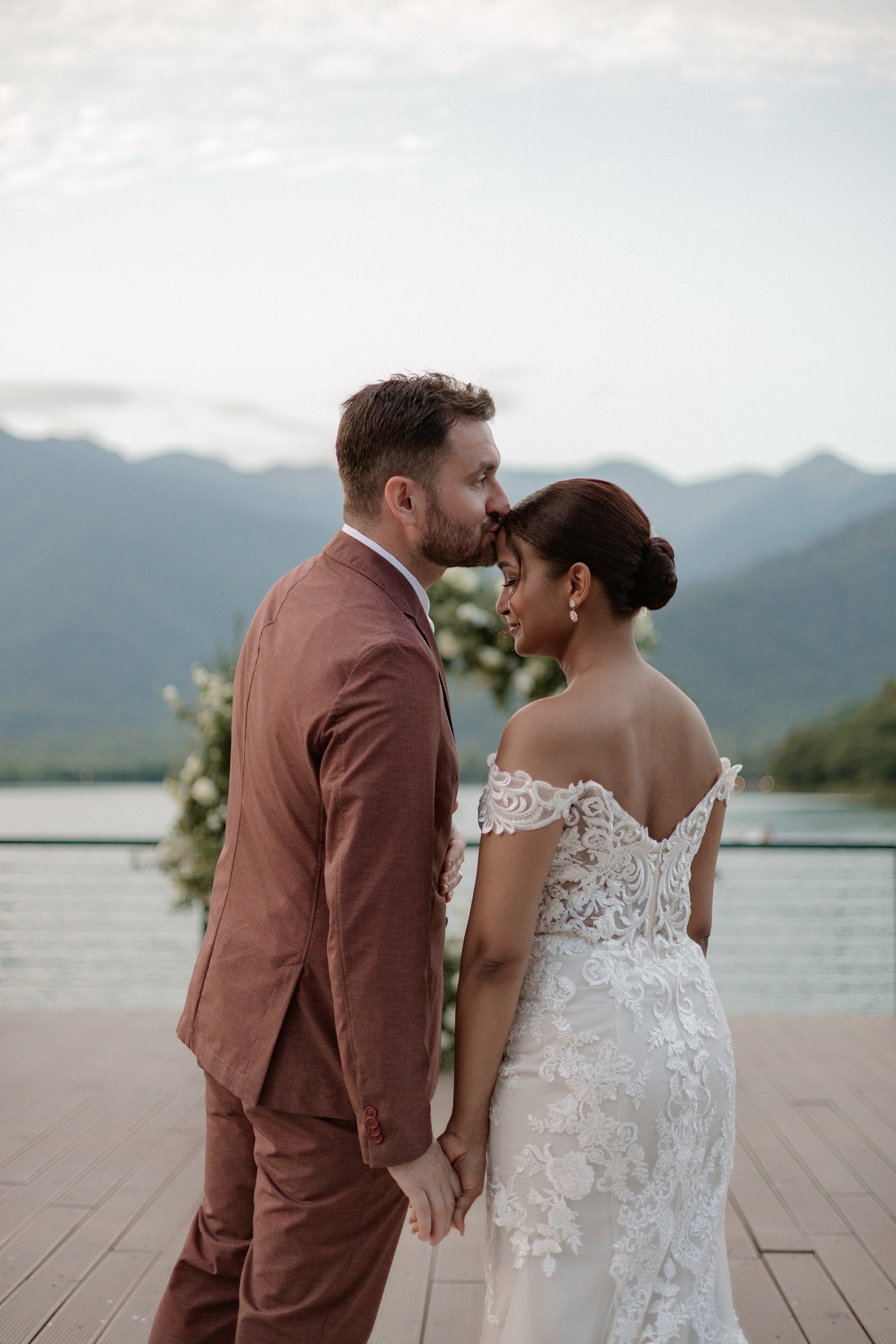 Thesakaya and Kevin. Photographer Anna Nazarenko