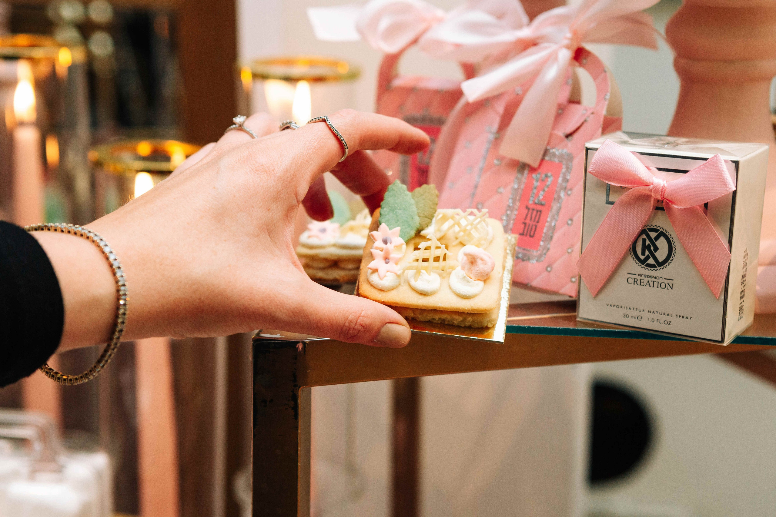 PARTY IN A RESTAURANT WITH THE WHOLE FAMILY. Https://shi-photo.com/