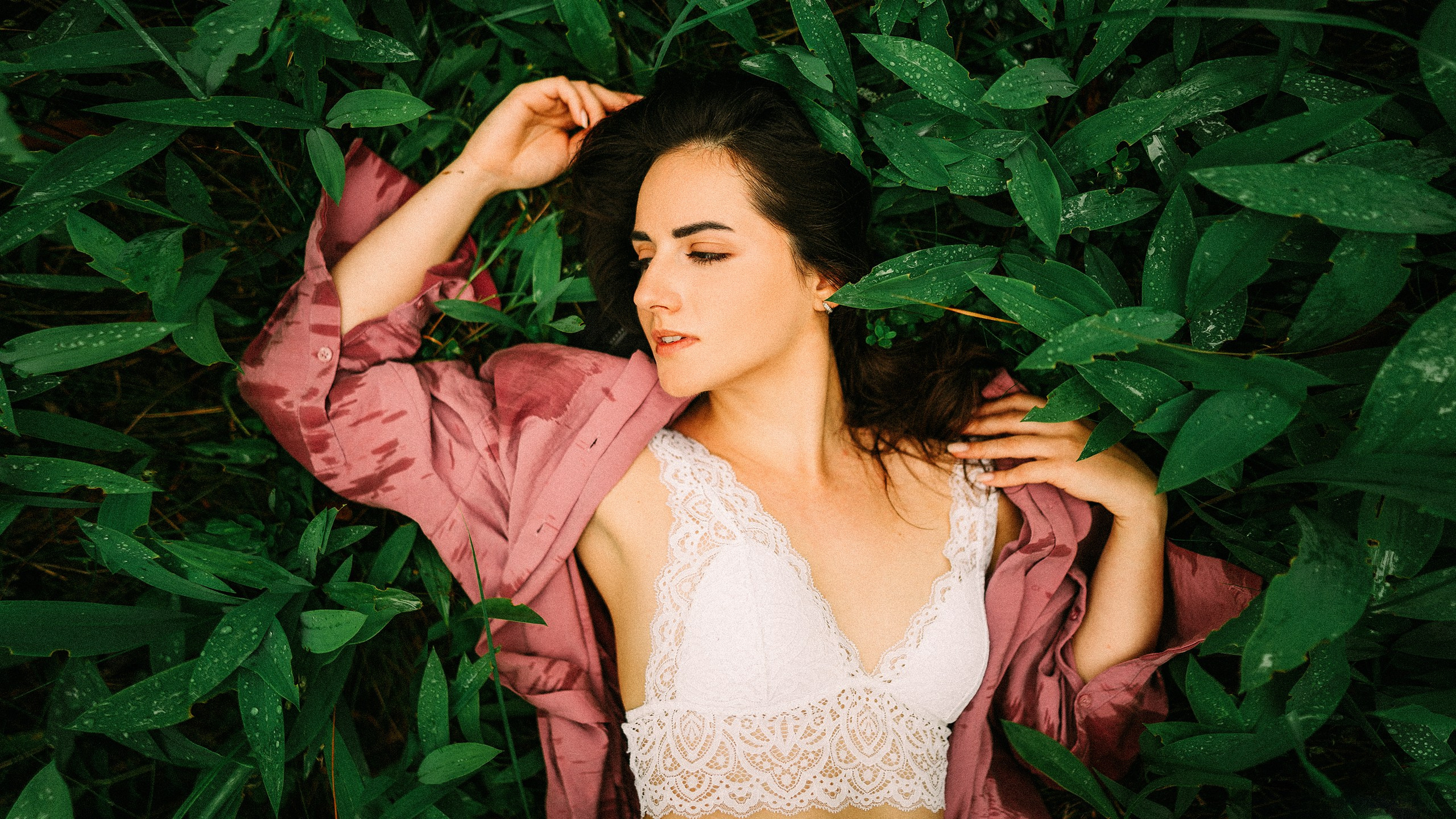 Greens and Water. Couple and Family Photographer in Tallinn, Sasha Kaloshin