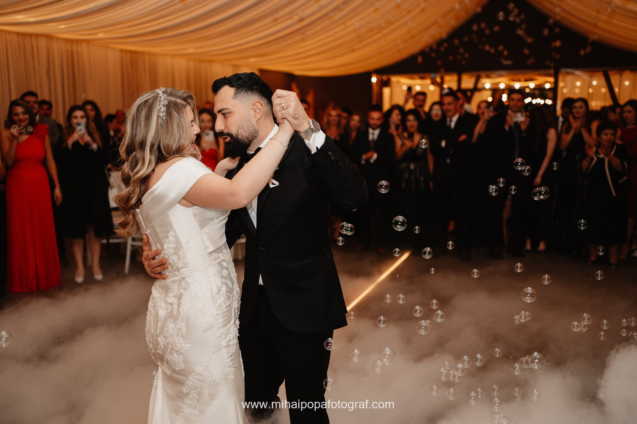 Moment emoționant între miri în ziua nunții, surprins într-un cadru natural și romantic, la Daimon Events. Fotografie de nuntă profesională, editată artistic pentru a evidenția emoția și eleganța evenimentului.