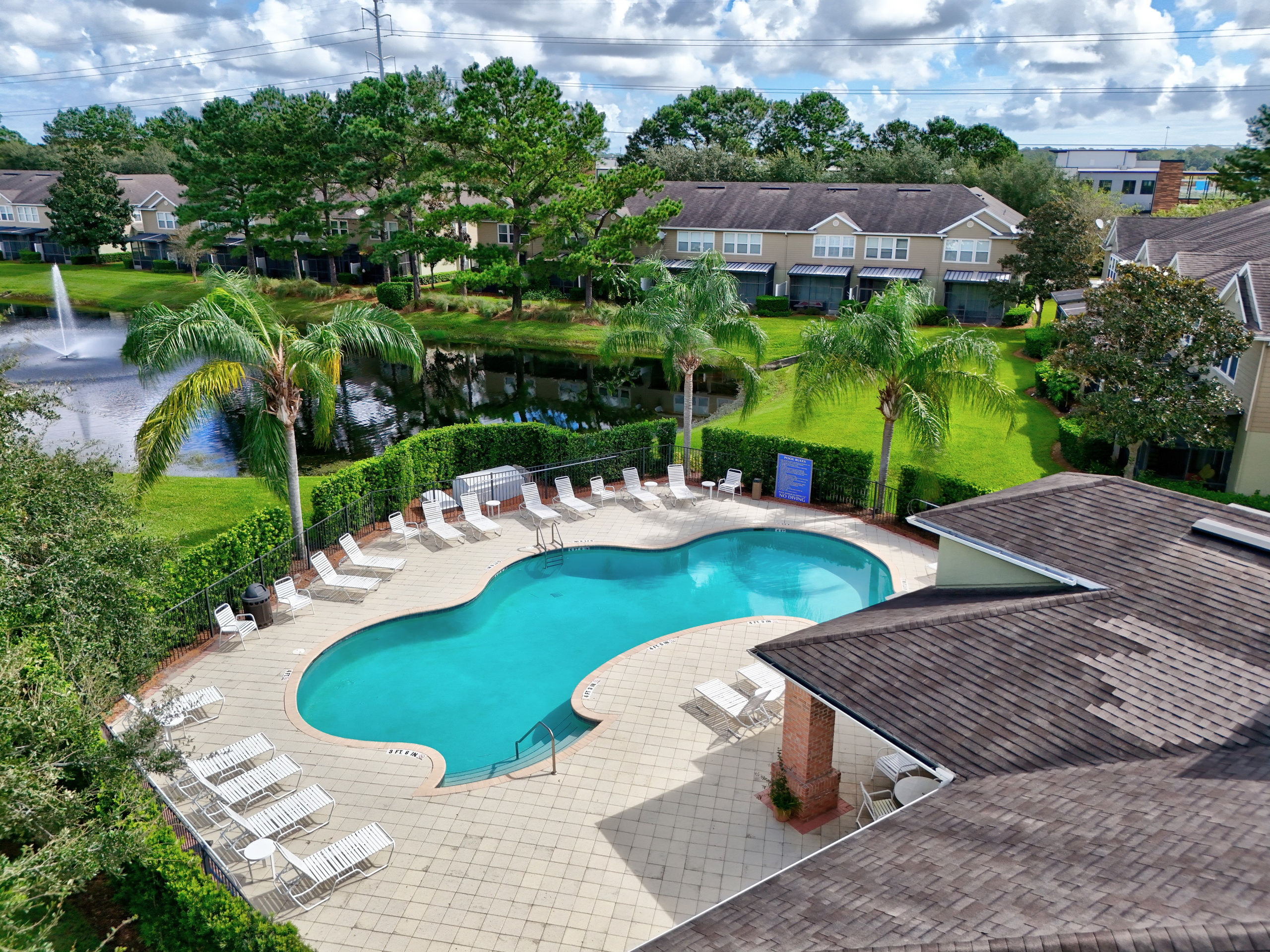 Drone picture of Florida apartment complex amenities