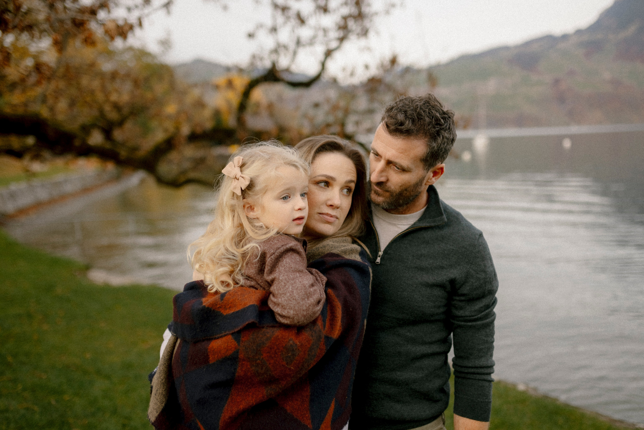 Under the Tree. Polina Sobol — family & documentary photographer in Bern. Outdoor & urban photo sessions for families, kids and couples