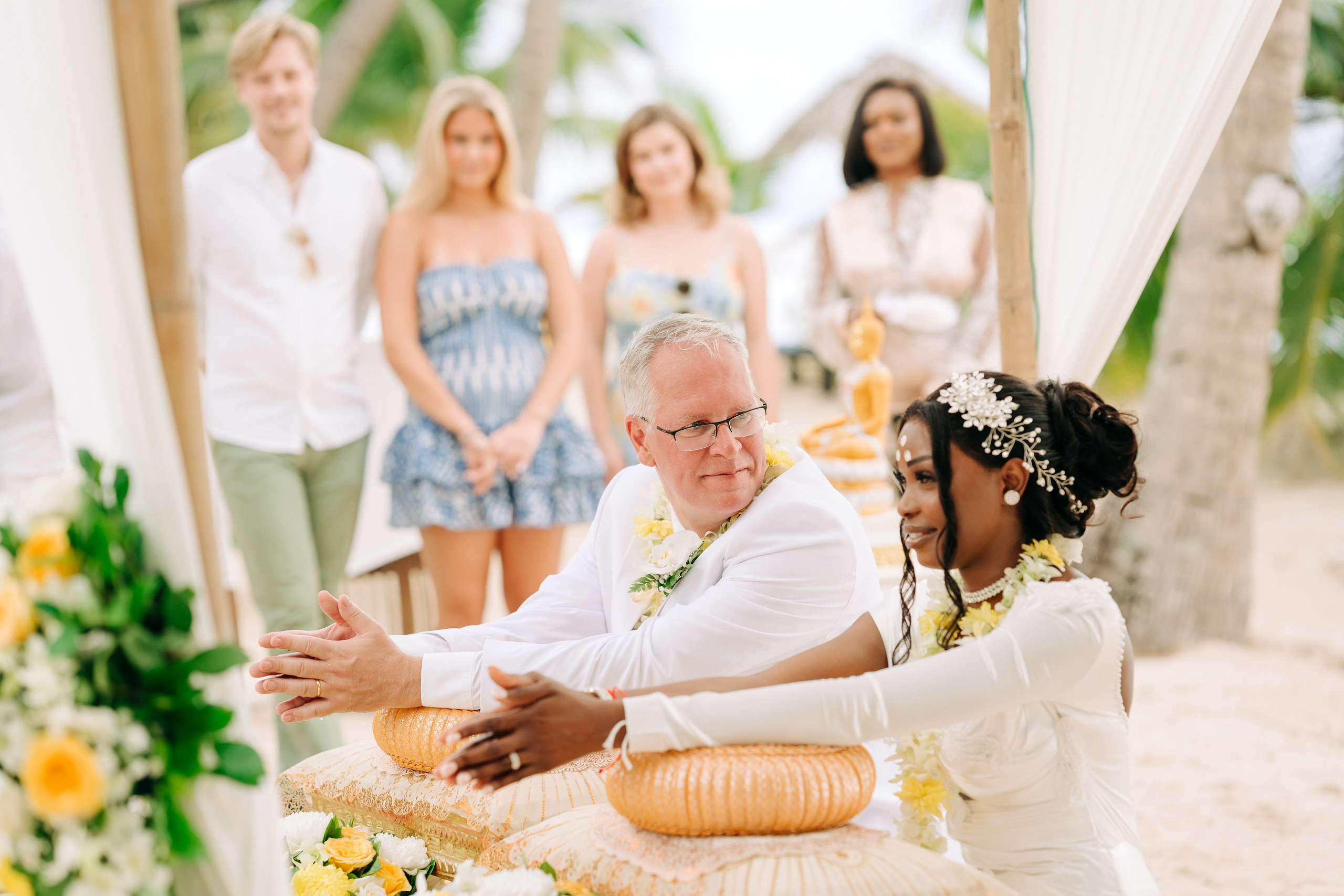 With guests. Буддийская свадебная церемония на Самуи, Таиланд