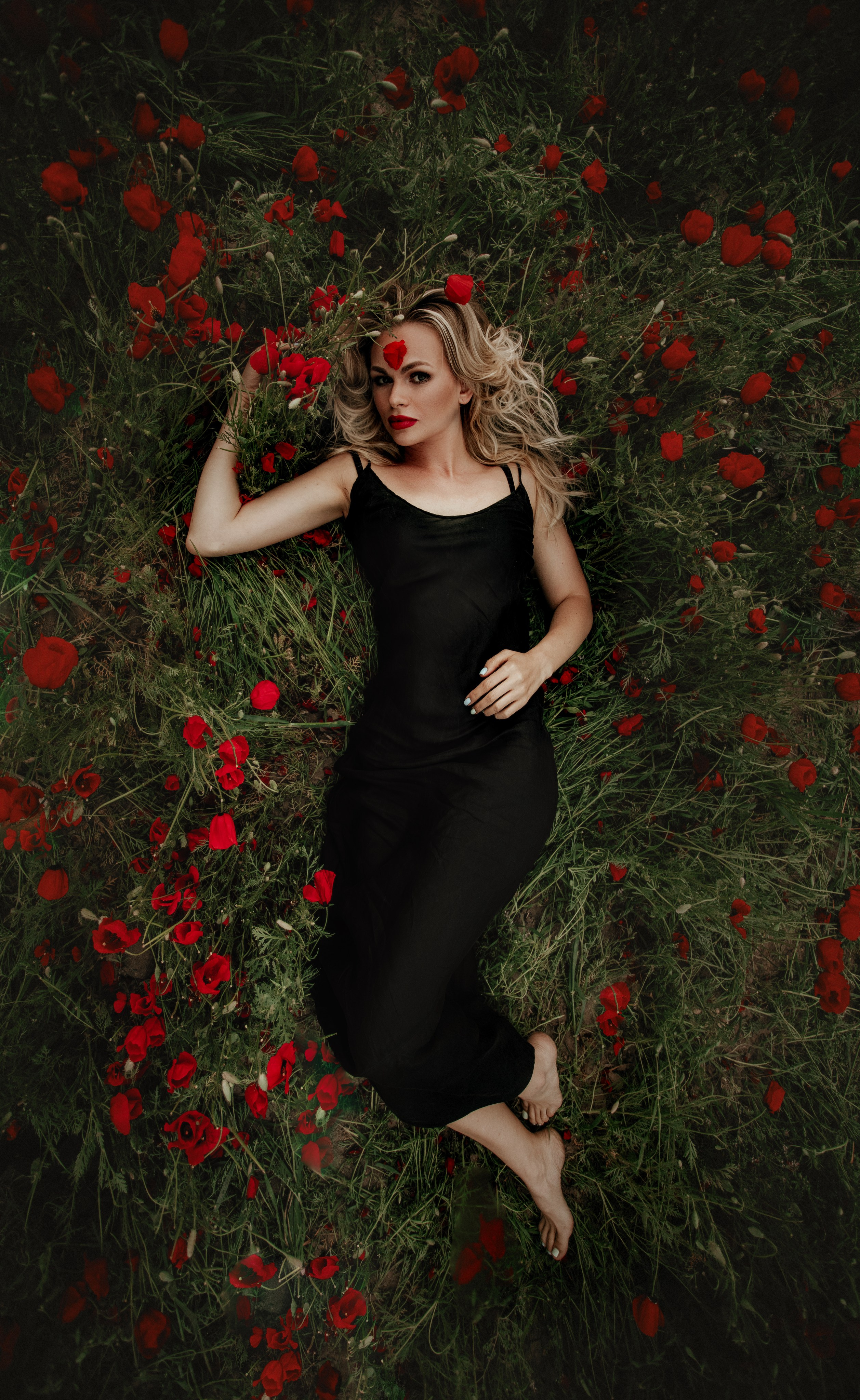 В маках. Валерия Вартанова. Фотограф