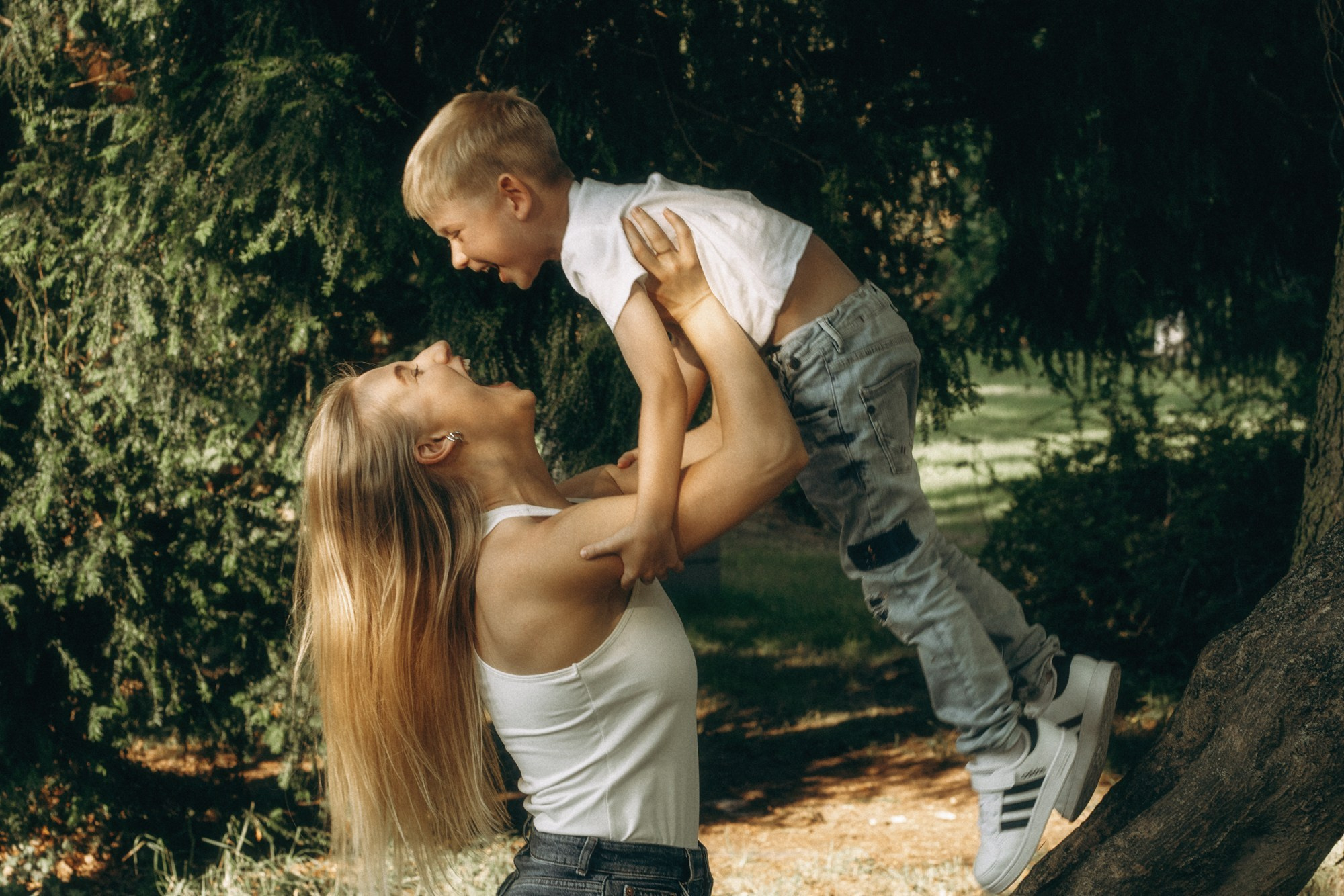Сестра держит брата на руках, радость — фотосессия с детьми в Дрездене, семейные фотографии