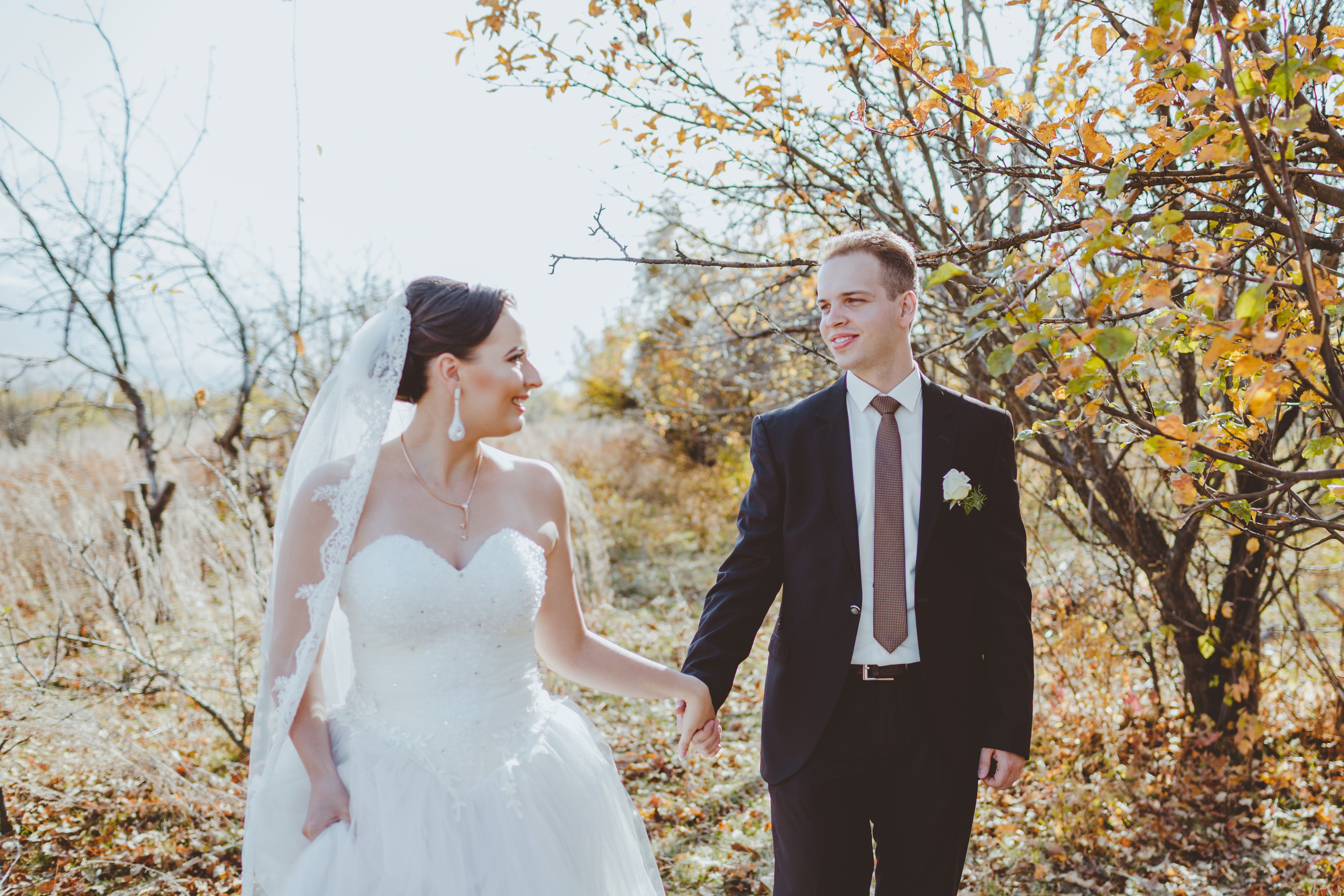 Свадебная фотосессия в яблоневом саду рядом с городом Бишкек. Фотограф в Бишкеке Оксана Шувалова