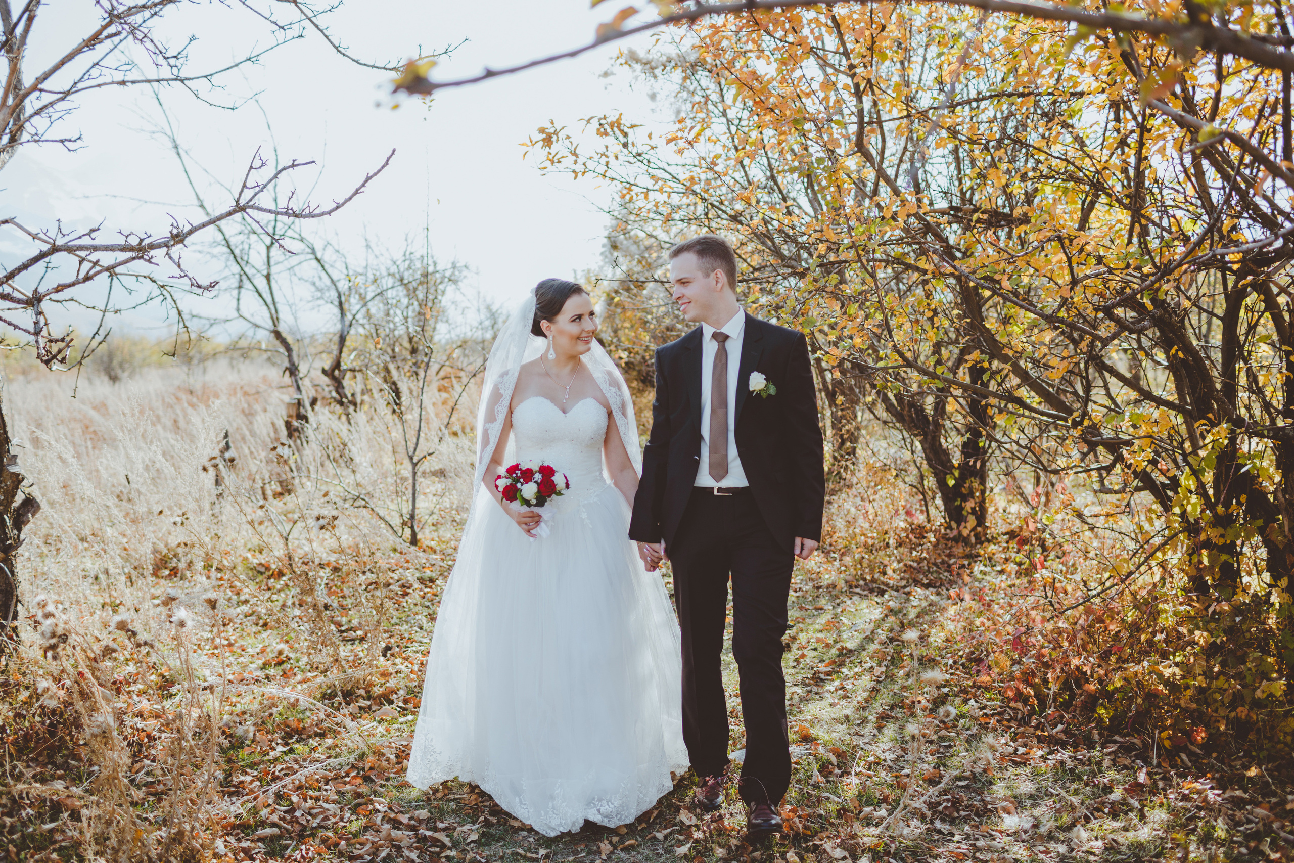 Свадебная фотосессия в яблоневом саду рядом с городом Бишкек. Фотограф в Бишкеке Оксана Шувалова