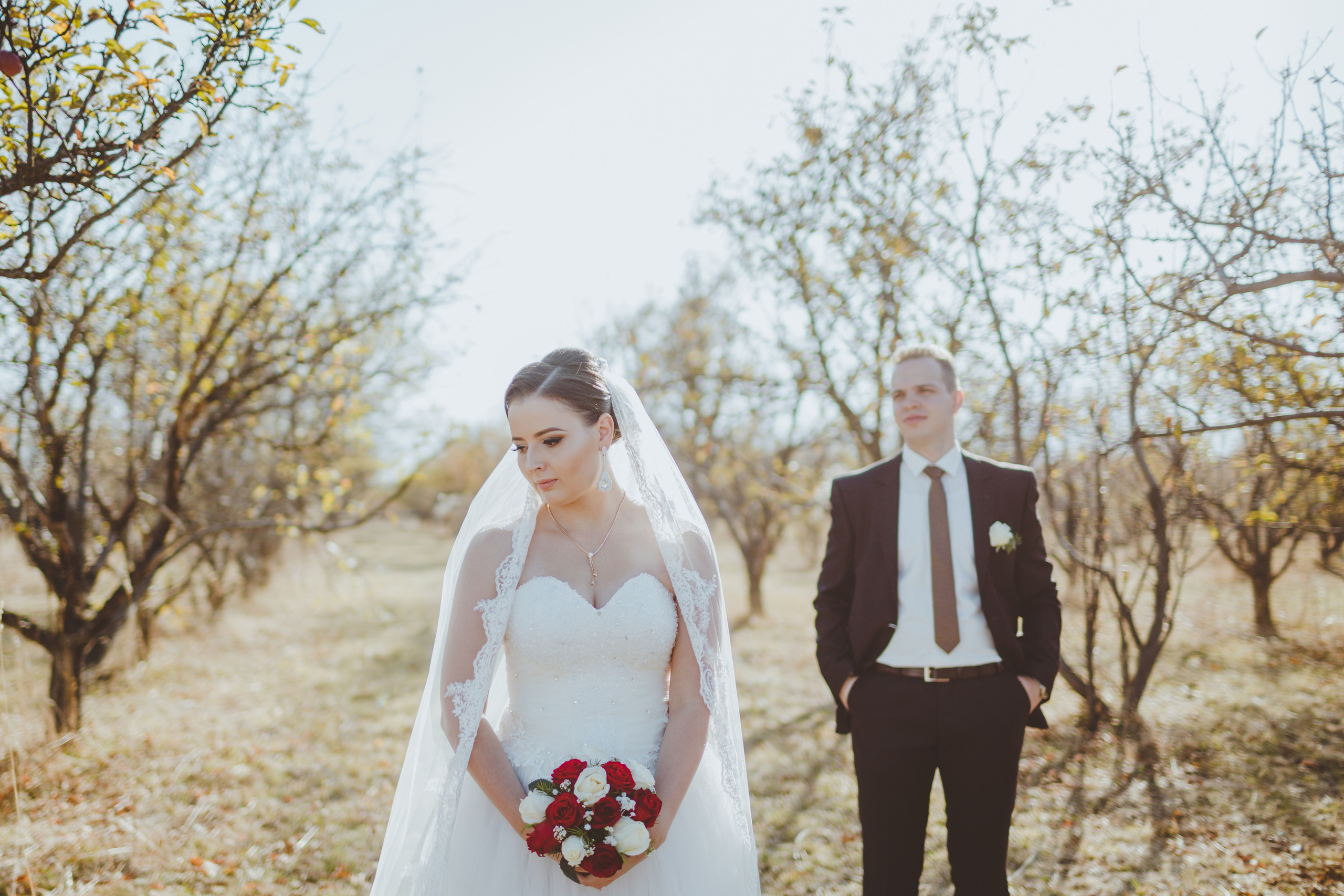 Свадебная фотосессия в яблоневом саду рядом с городом Бишкек. Фотограф в Бишкеке Оксана Шувалова
