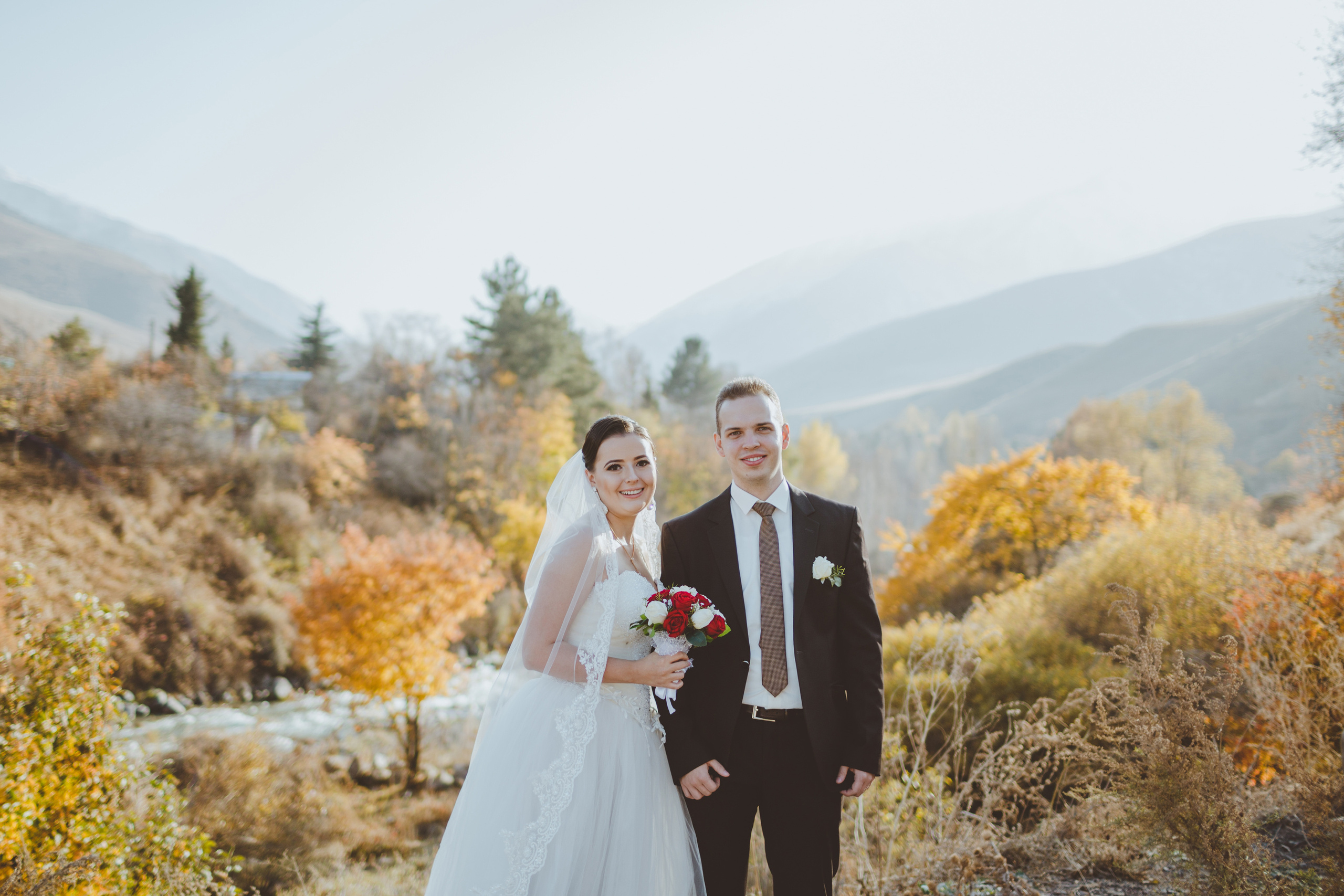 Свадебная фотосессия в яблоневом саду рядом с городом Бишкек. Фотограф в Бишкеке Оксана Шувалова