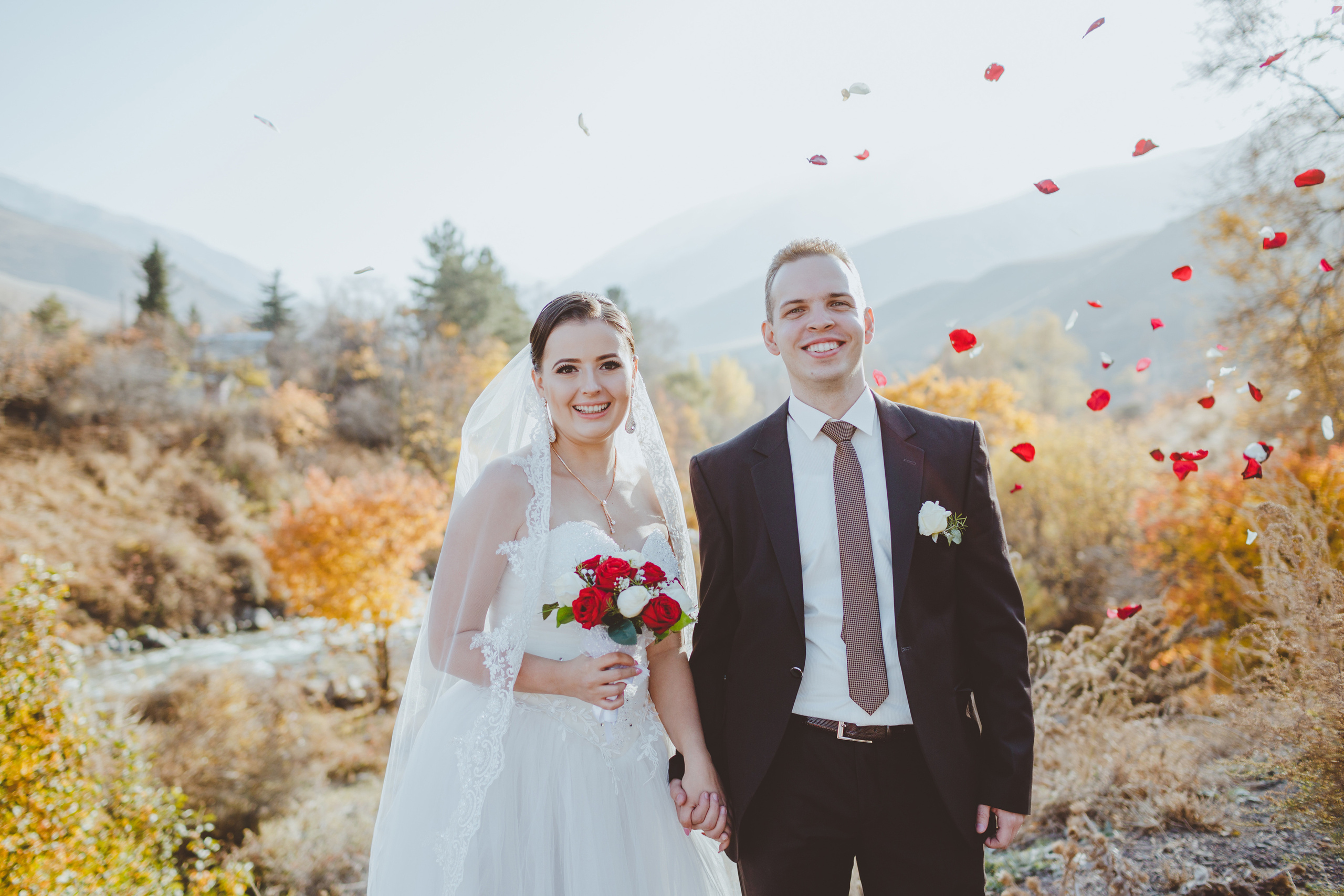 Свадебная фотосессия в яблоневом саду рядом с городом Бишкек. Фотограф в Бишкеке Оксана Шувалова