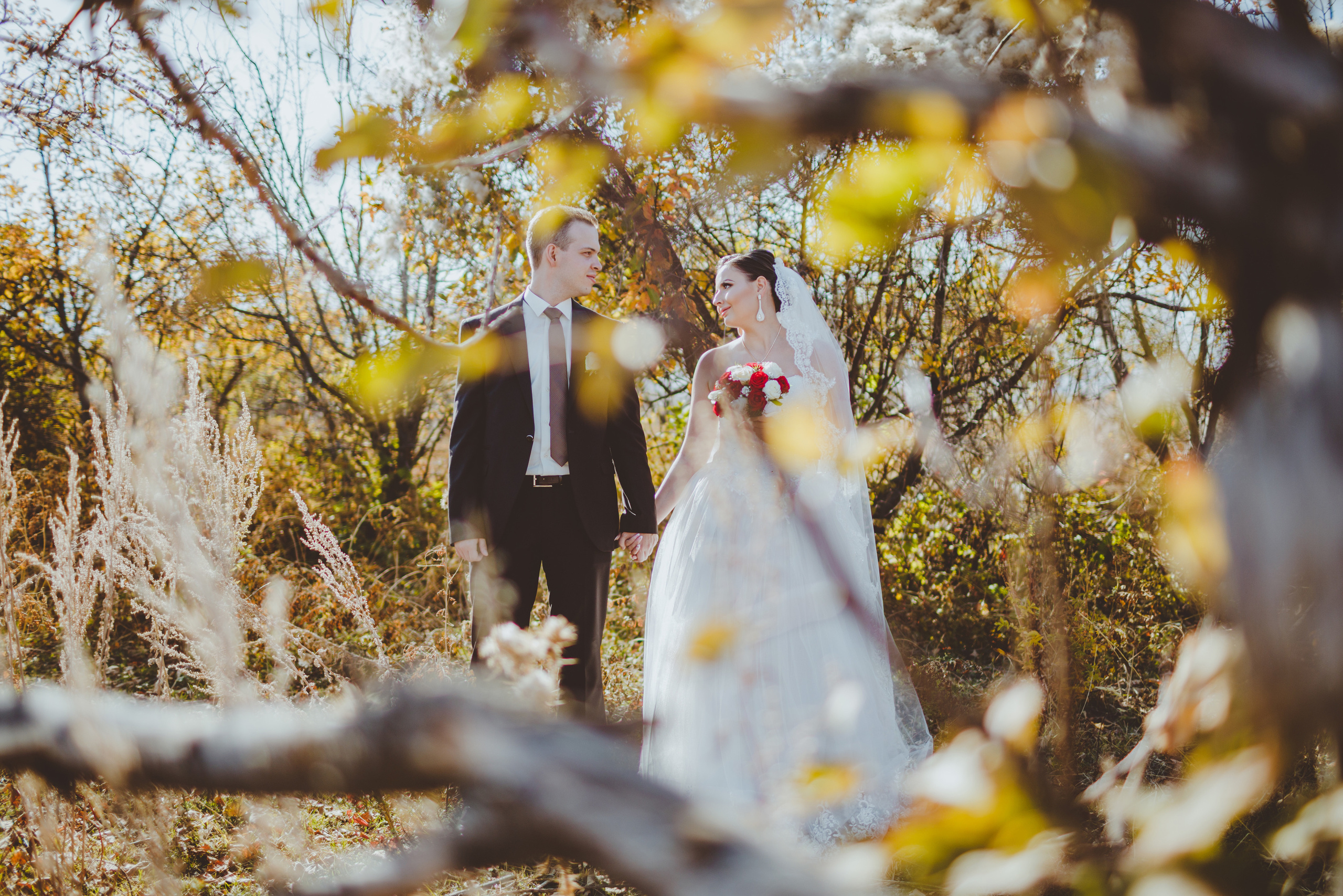 Свадебная фотосессия в яблоневом саду рядом с городом Бишкек. Фотограф в Бишкеке Оксана Шувалова