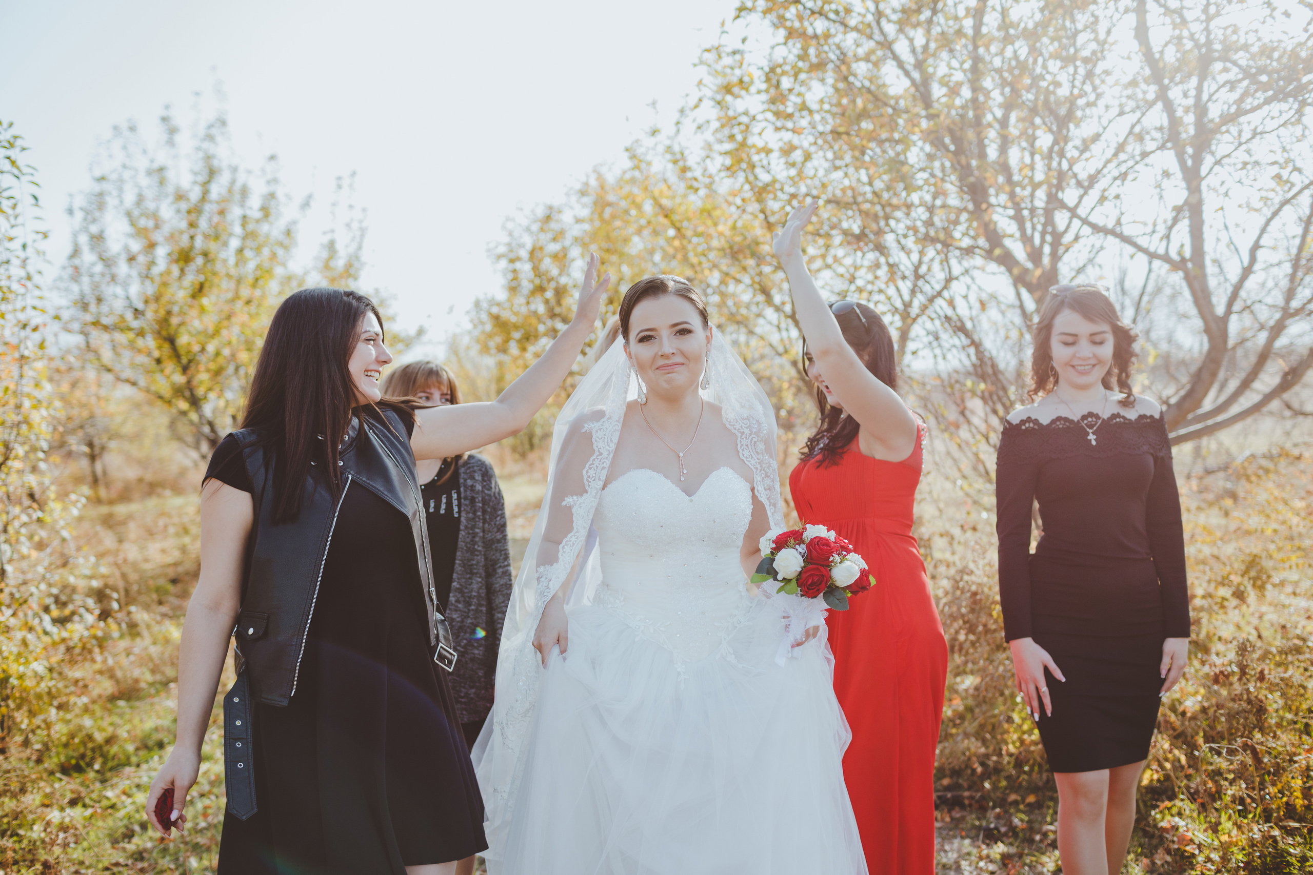 Свадебная фотосессия в яблоневом саду рядом с городом Бишкек. Фотограф в Бишкеке Оксана Шувалова