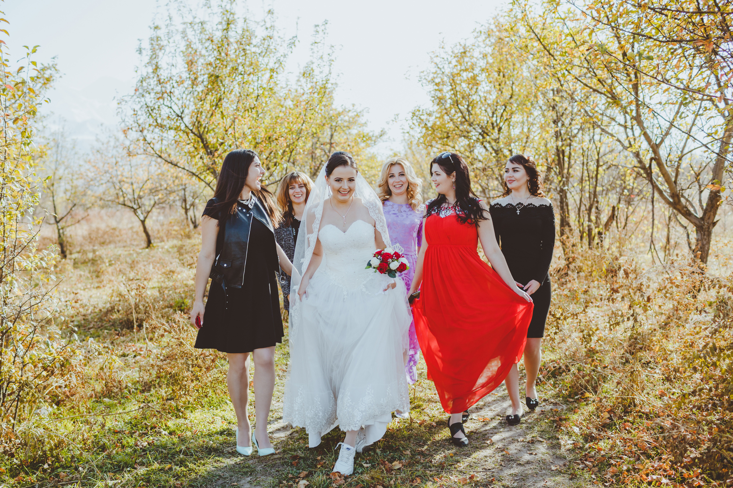 Свадебная фотосессия в яблоневом саду рядом с городом Бишкек. Фотограф в Бишкеке Оксана Шувалова