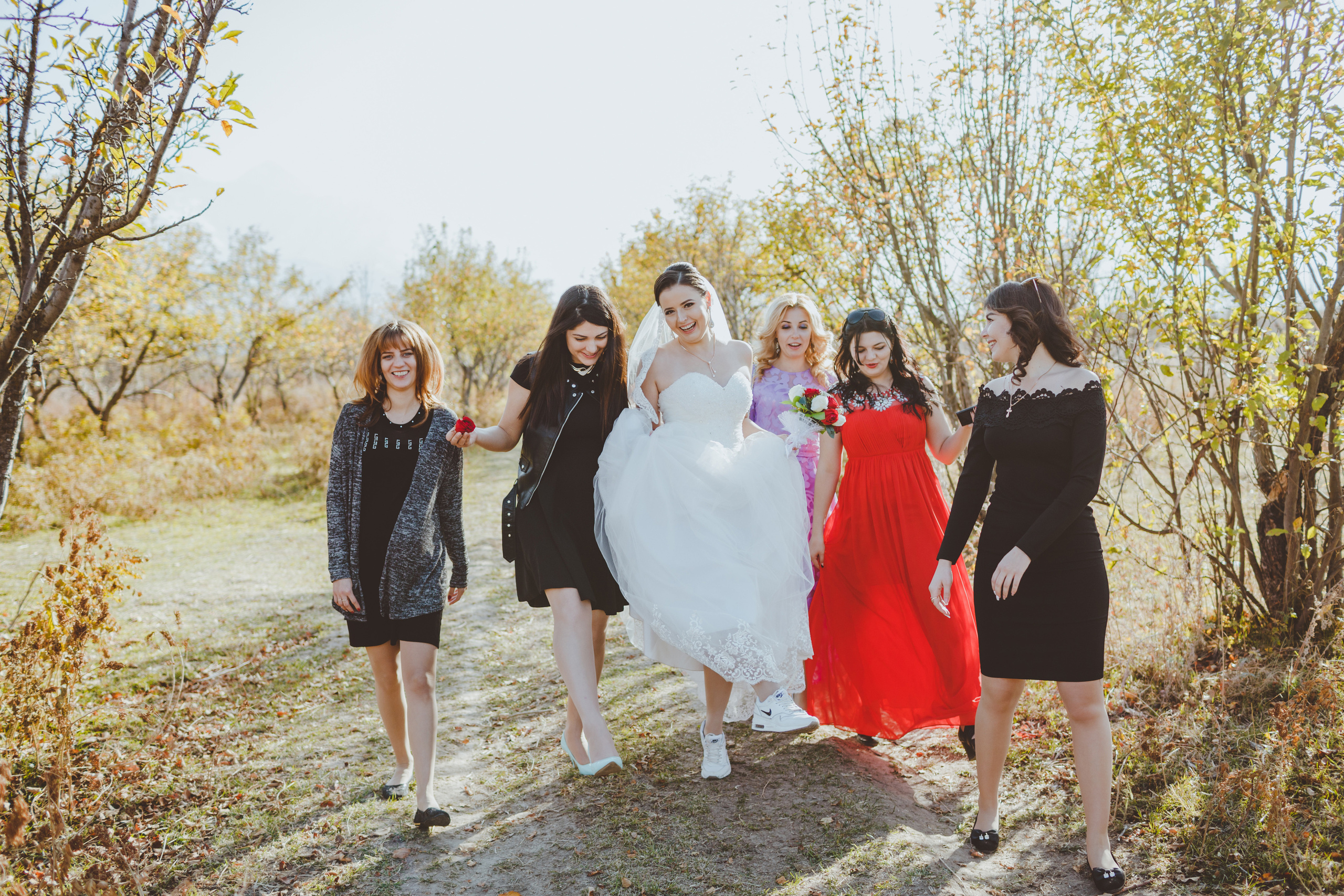 Свадебная фотосессия в яблоневом саду рядом с городом Бишкек. Фотограф в Бишкеке Оксана Шувалова