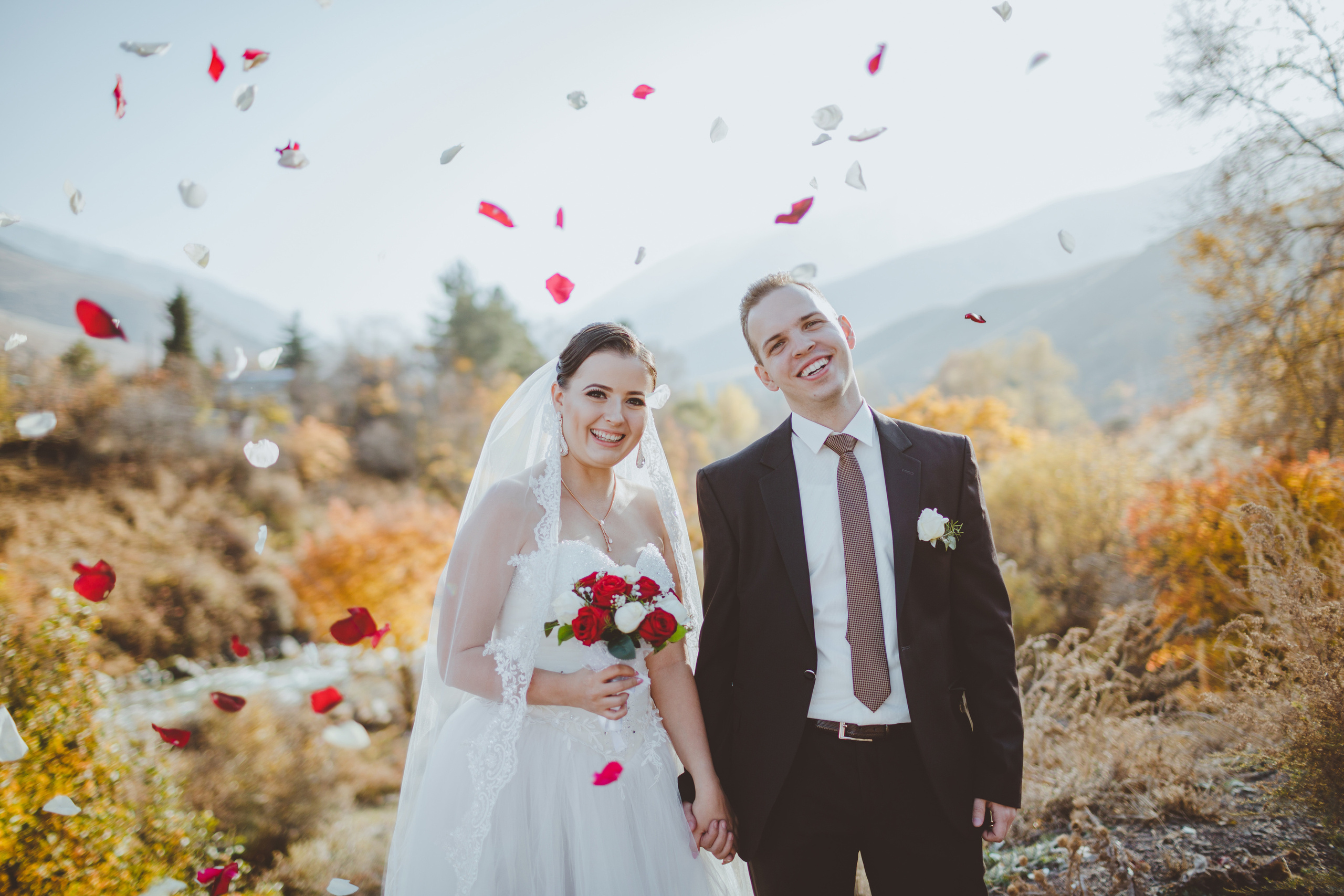 Свадебная фотосессия в яблоневом саду рядом с городом Бишкек. Фотограф в Бишкеке Оксана Шувалова