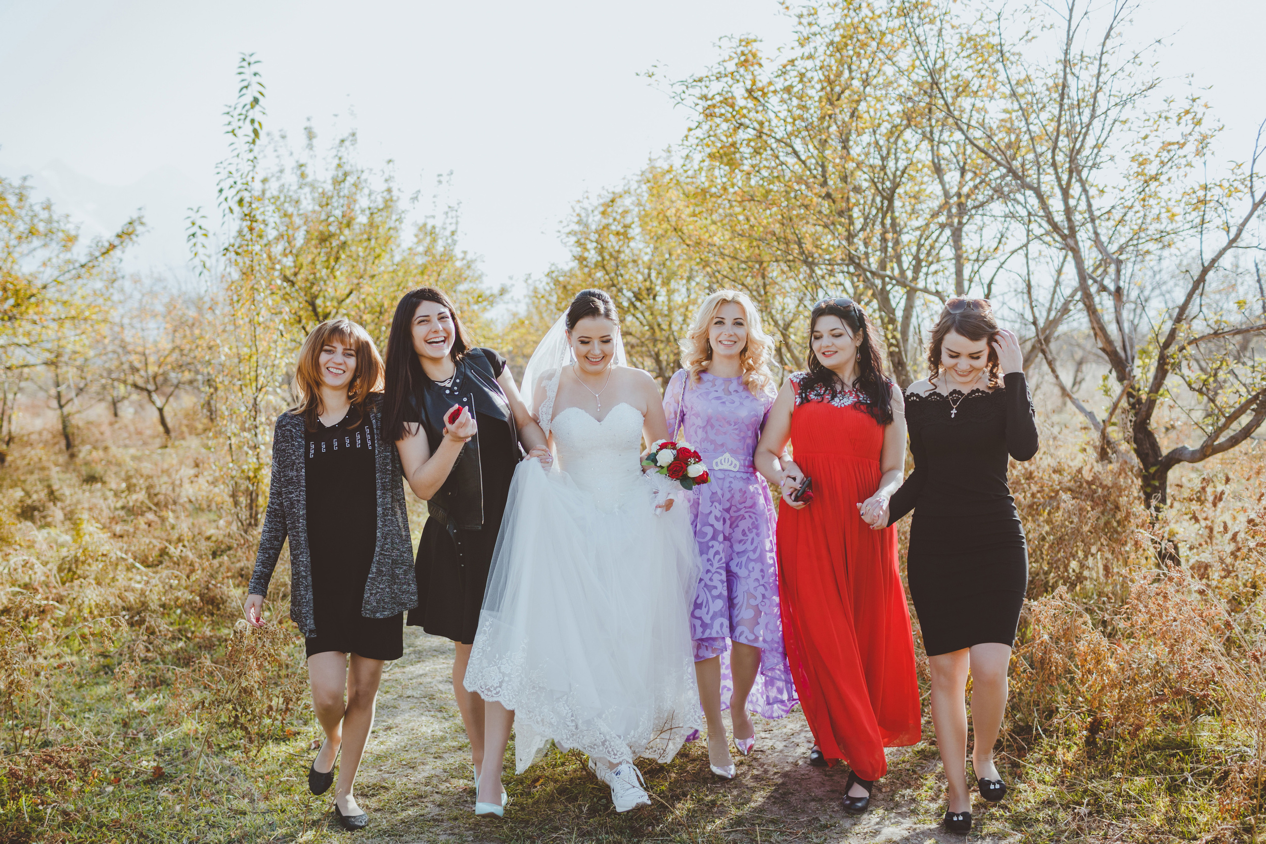 Свадебная фотосессия в яблоневом саду рядом с городом Бишкек. Фотограф в Бишкеке Оксана Шувалова