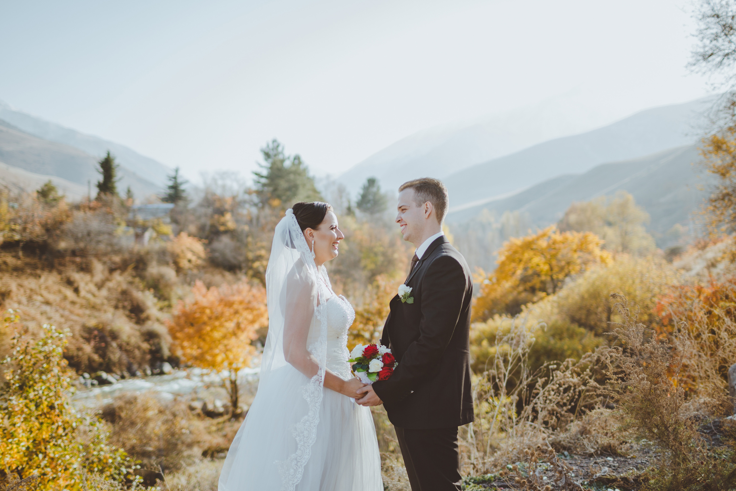 Свадебная фотосессия в яблоневом саду рядом с городом Бишкек. Фотограф в Бишкеке Оксана Шувалова