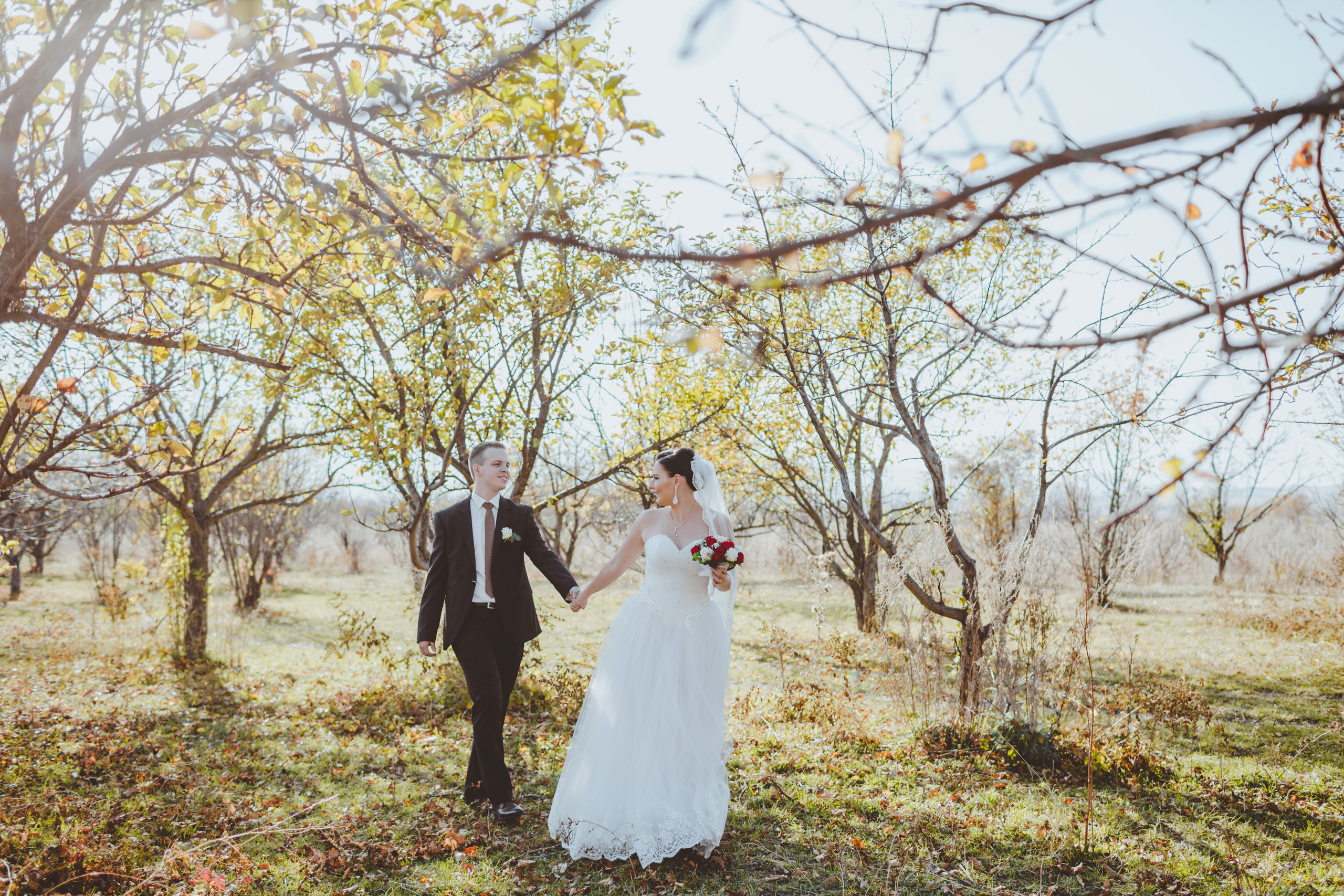 Свадебная фотосессия в яблоневом саду рядом с городом Бишкек. Фотограф в Бишкеке Оксана Шувалова
