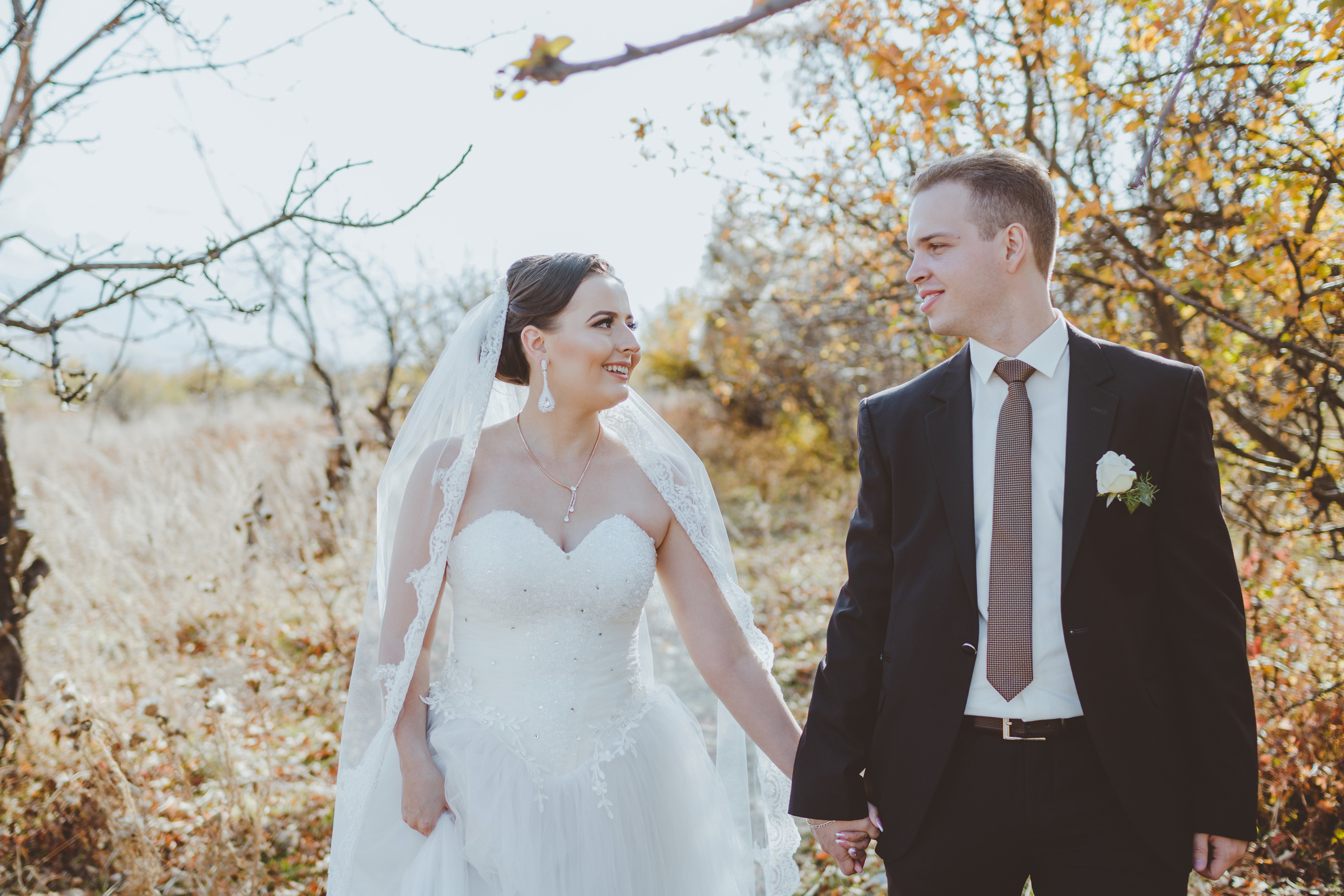 Свадебная фотосессия в яблоневом саду рядом с городом Бишкек. Фотограф в Бишкеке Оксана Шувалова