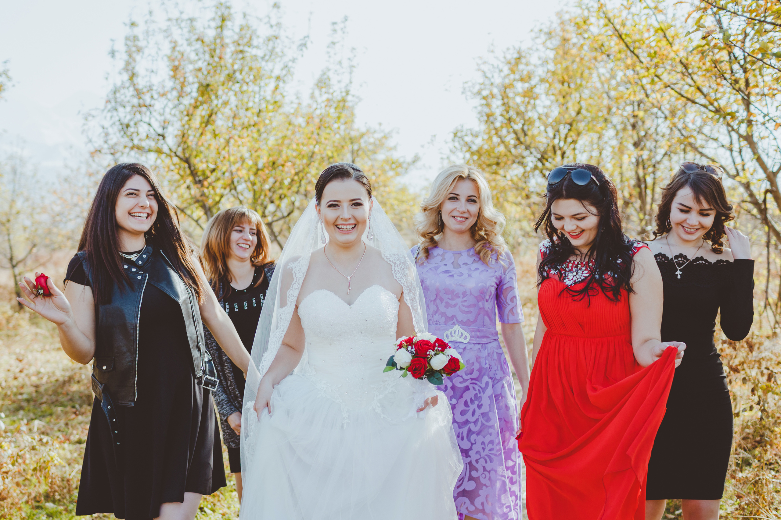 Свадебная фотосессия в яблоневом саду рядом с городом Бишкек. Фотограф в Бишкеке Оксана Шувалова