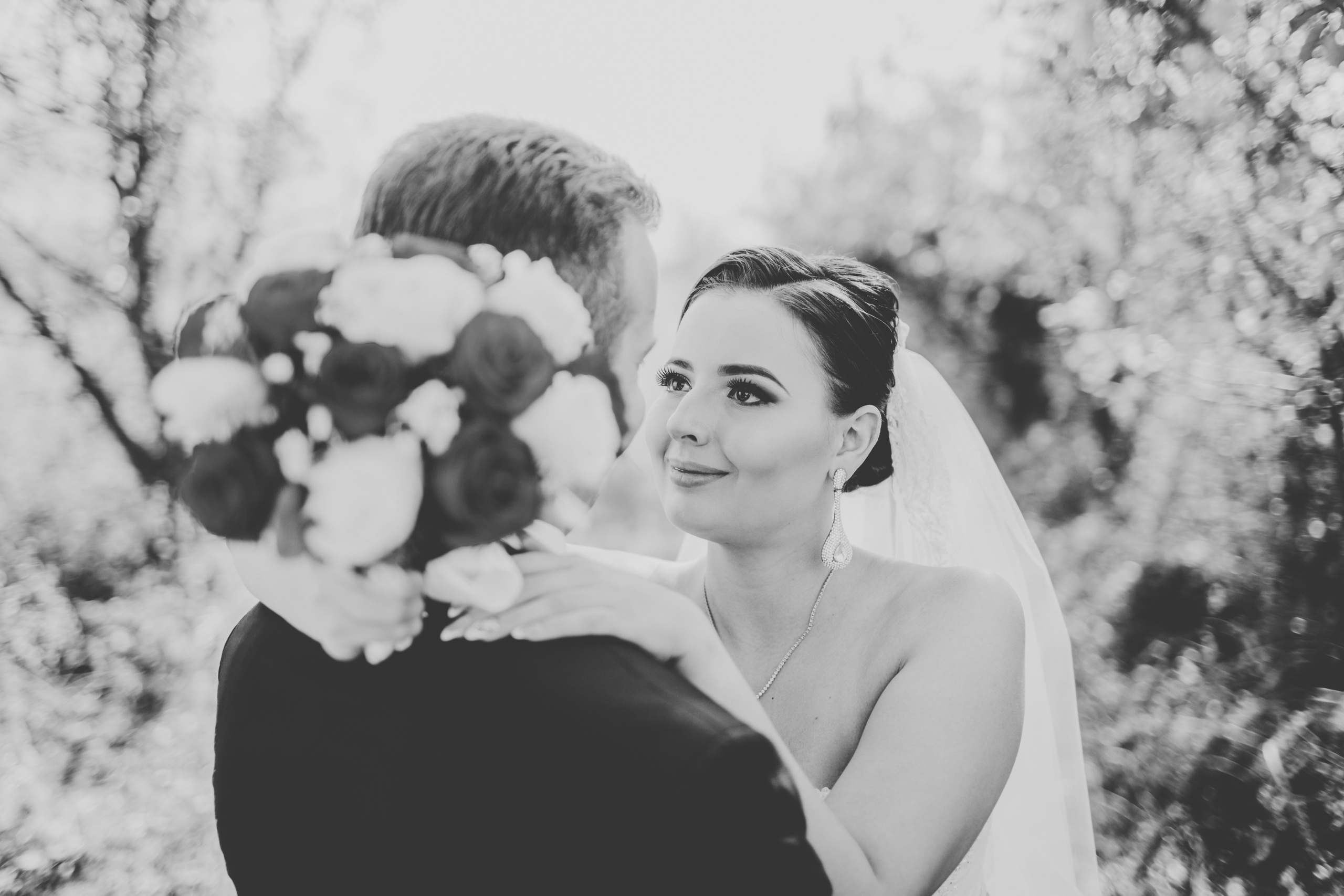 Свадебная фотосессия в яблоневом саду рядом с городом Бишкек. Фотограф в Бишкеке Оксана Шувалова