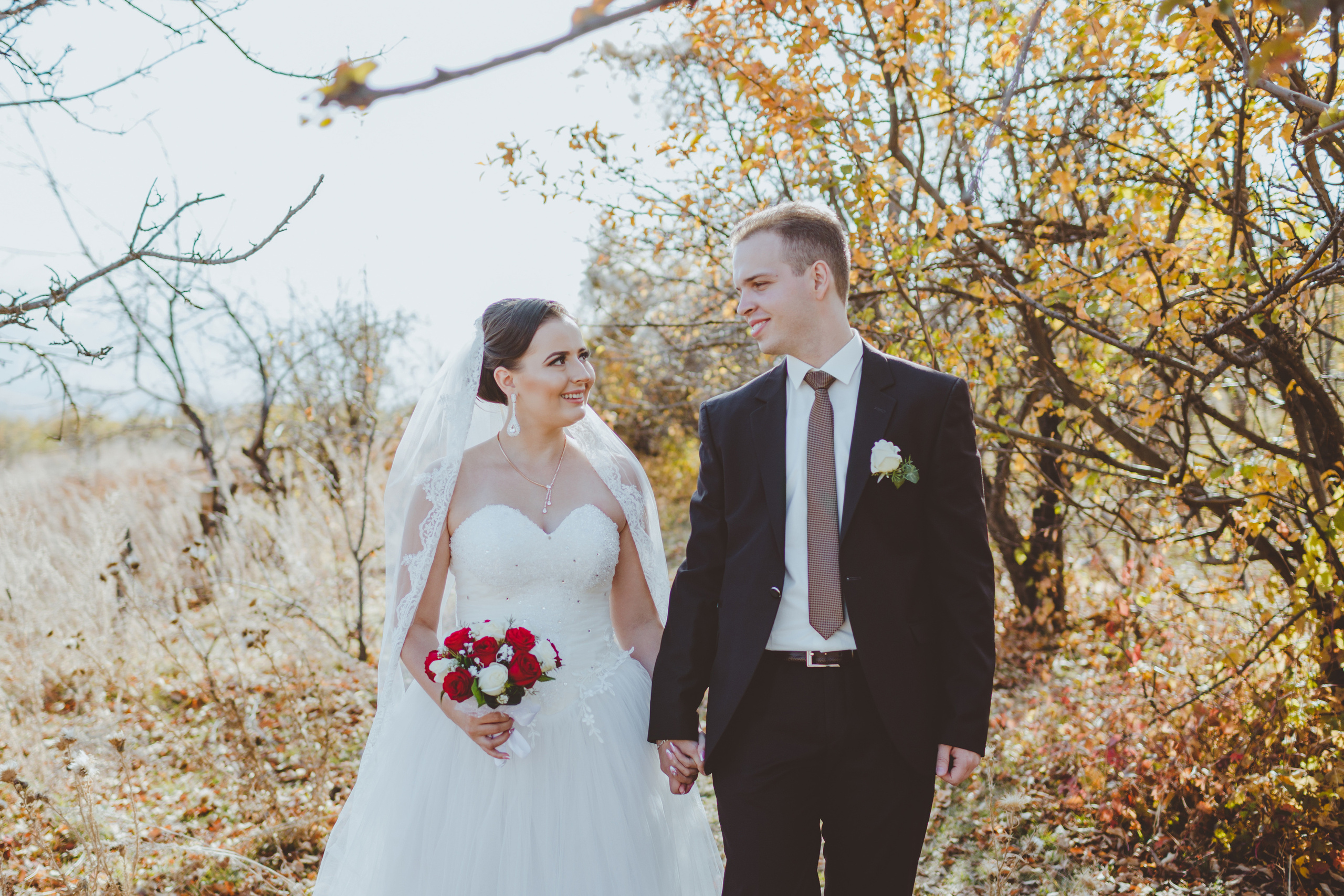 Свадебная фотосессия в яблоневом саду рядом с городом Бишкек. Фотограф в Бишкеке Оксана Шувалова