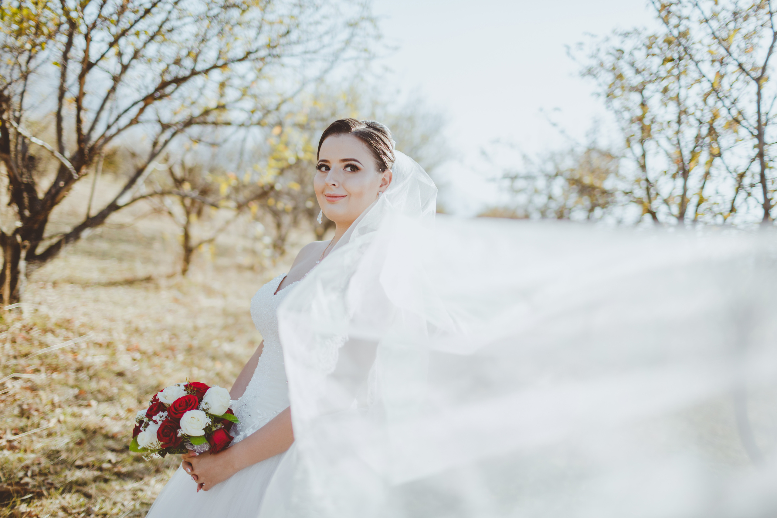 Свадебная фотосессия в яблоневом саду рядом с городом Бишкек. Фотограф в Бишкеке Оксана Шувалова