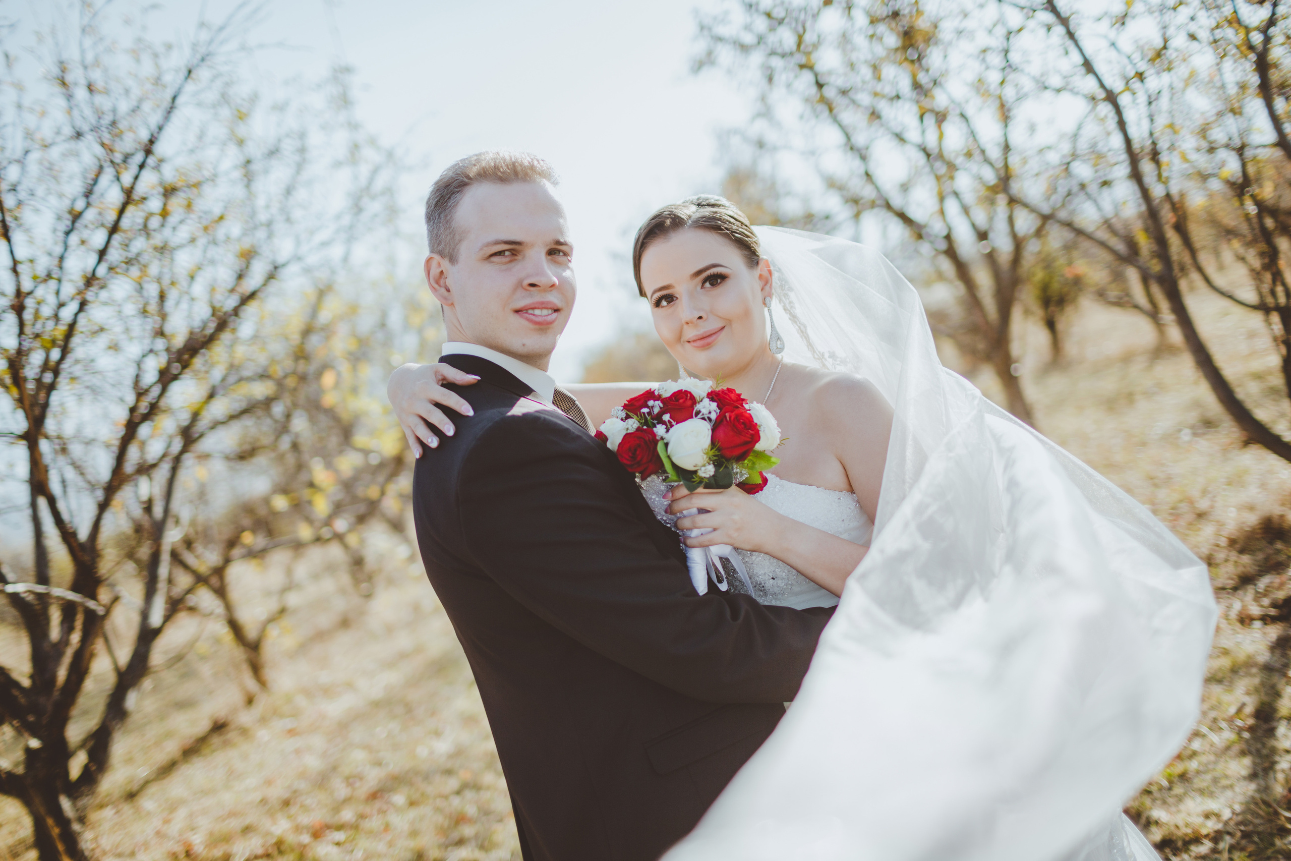 Свадебная фотосессия в яблоневом саду рядом с городом Бишкек. Фотограф в Бишкеке Оксана Шувалова