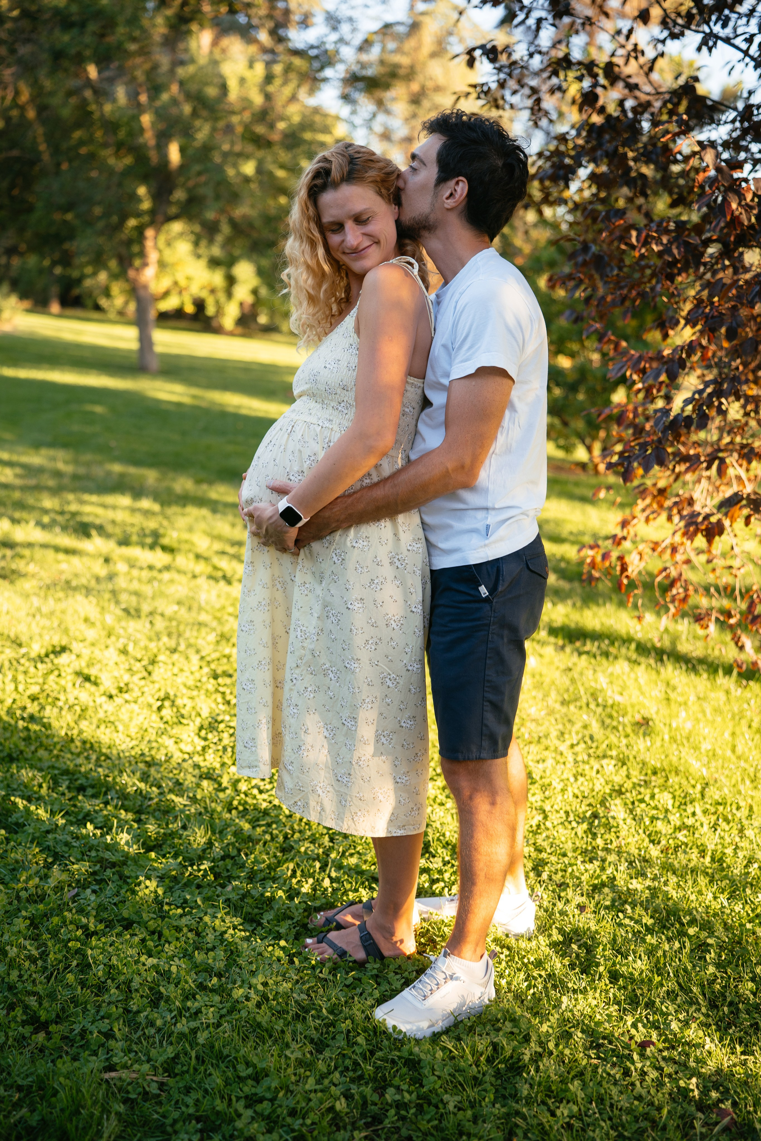 Candid pregnancy photoshoot in the park. Photographer in Madrid, Spain. Alyona Belyaninova