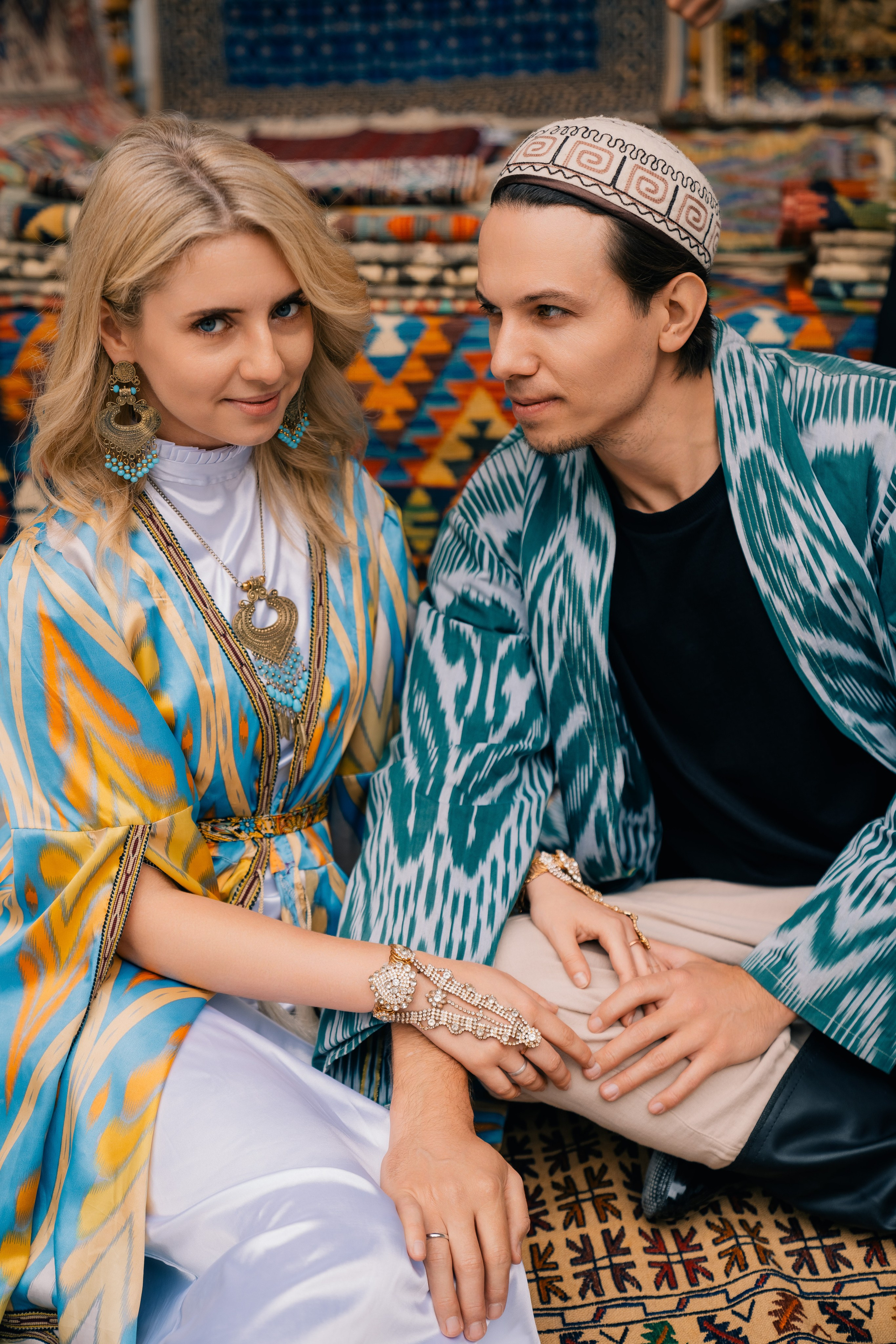 Слияние русской пары и узбекской культуры на Регистане.