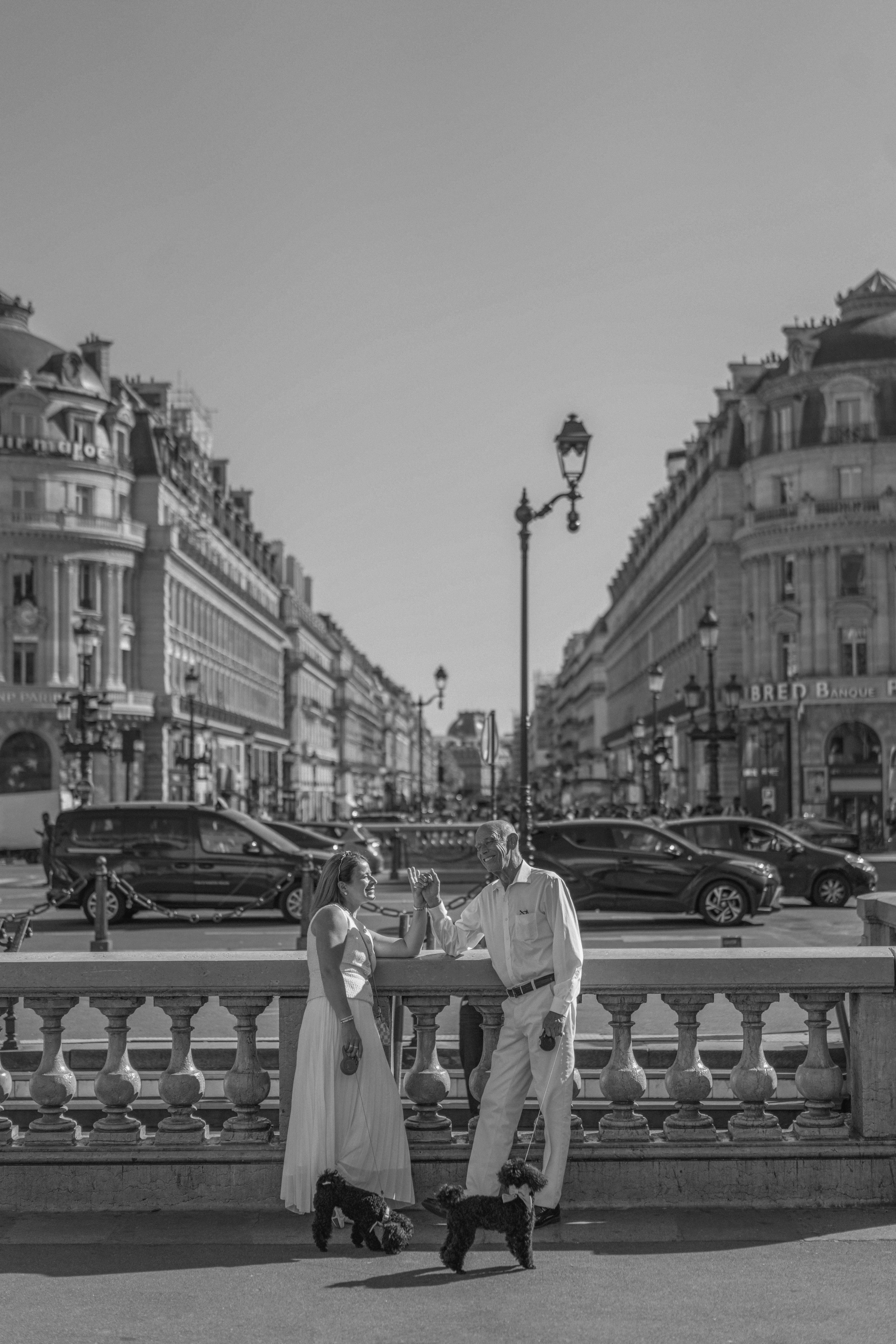 стильная взрослая пара в Париже