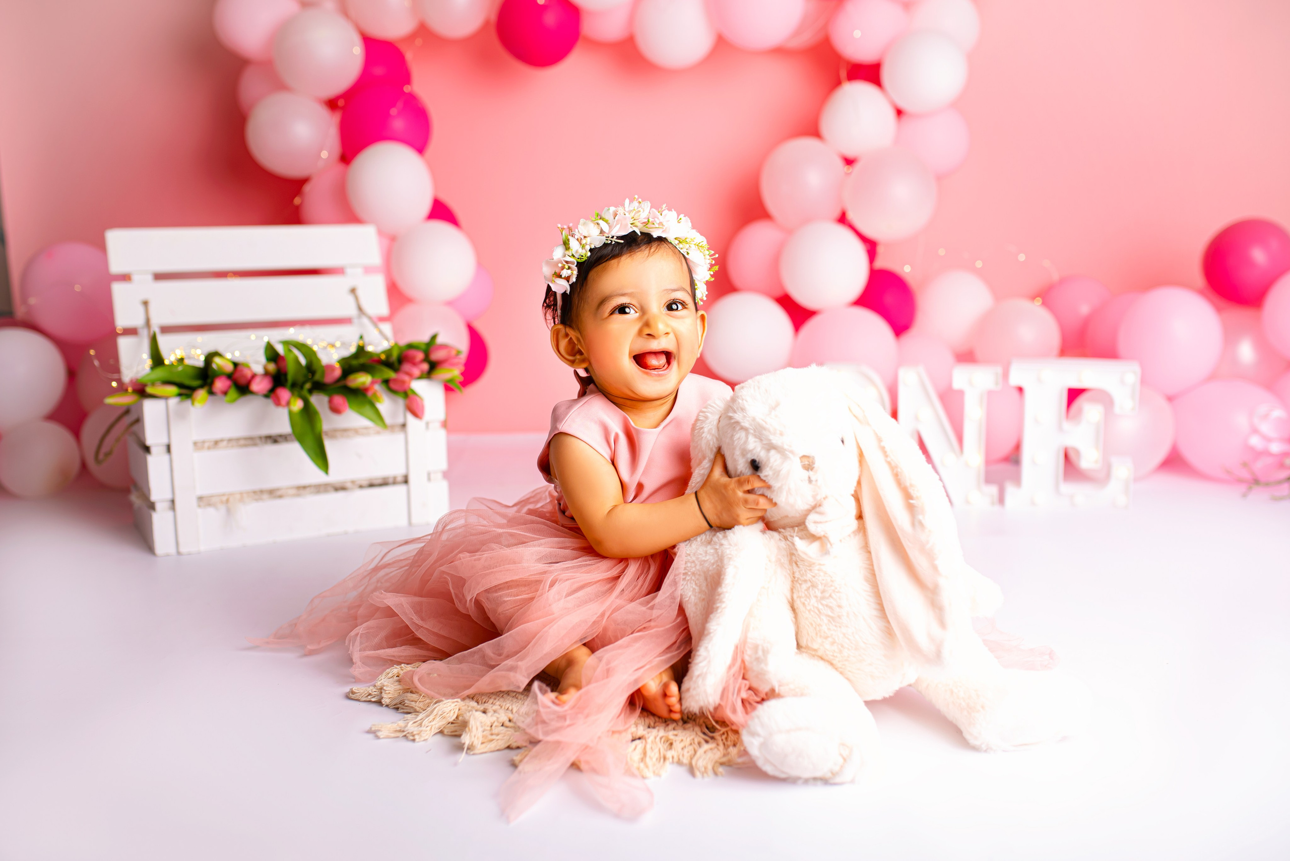 Cake smash photoshoot for One Year. Newborn photographer and Photography Educator in Prague Yana Stelmakh