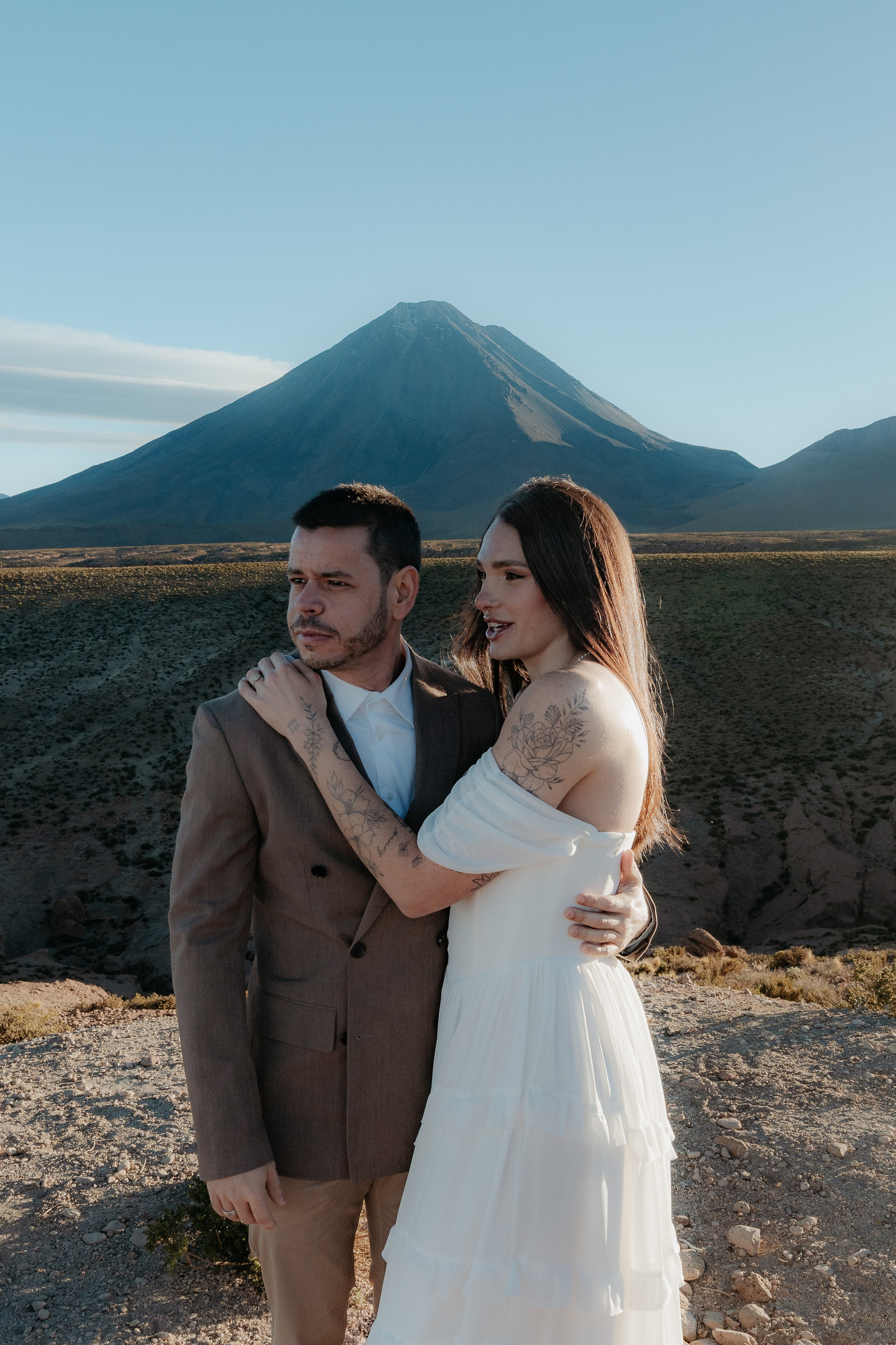 Pre-wedding no mirante do vulcão Licancabur. Photographer in San Pedro de Atacama