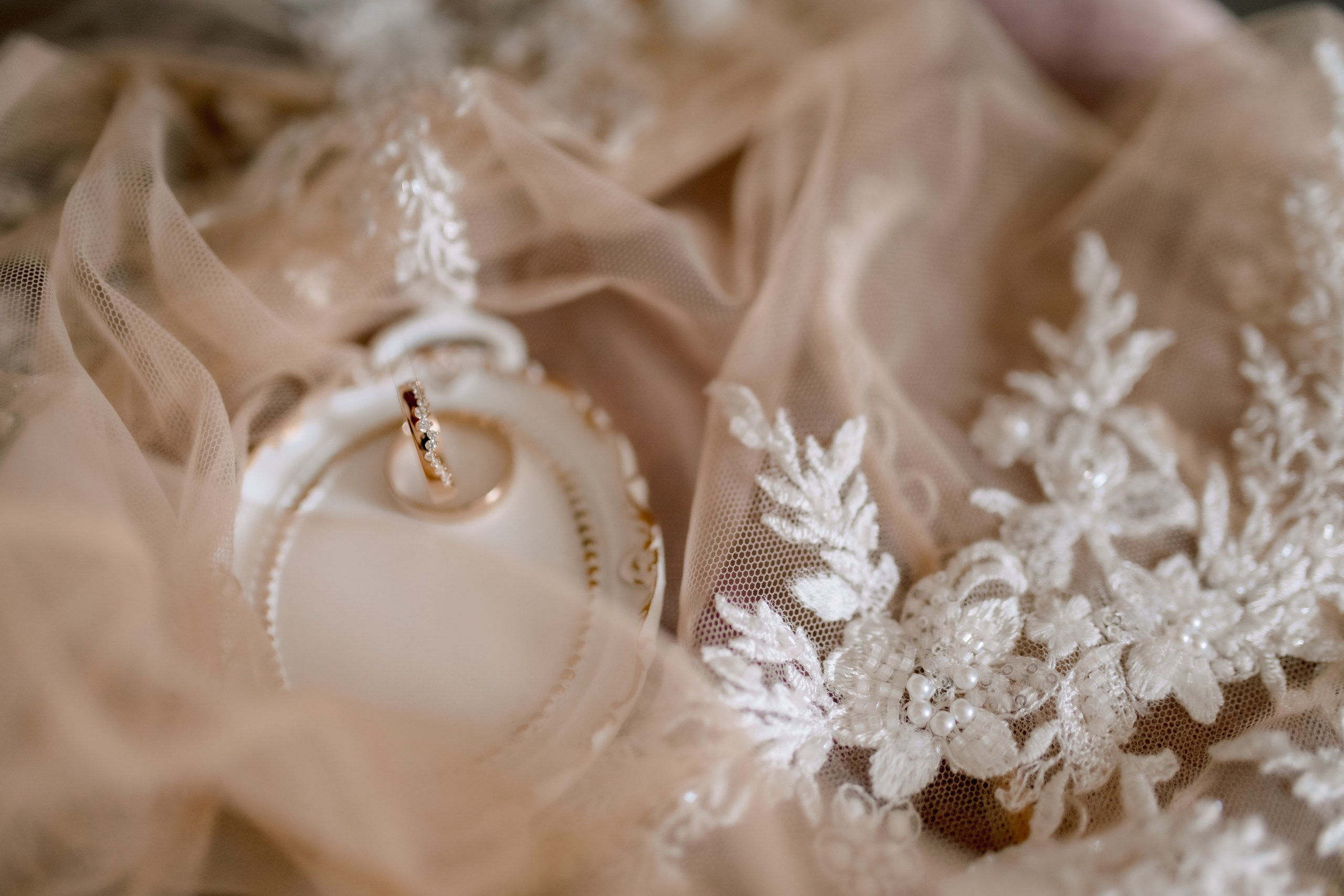 Detailaufnahme der Eheringe bei Hochzeit in Würzburg.