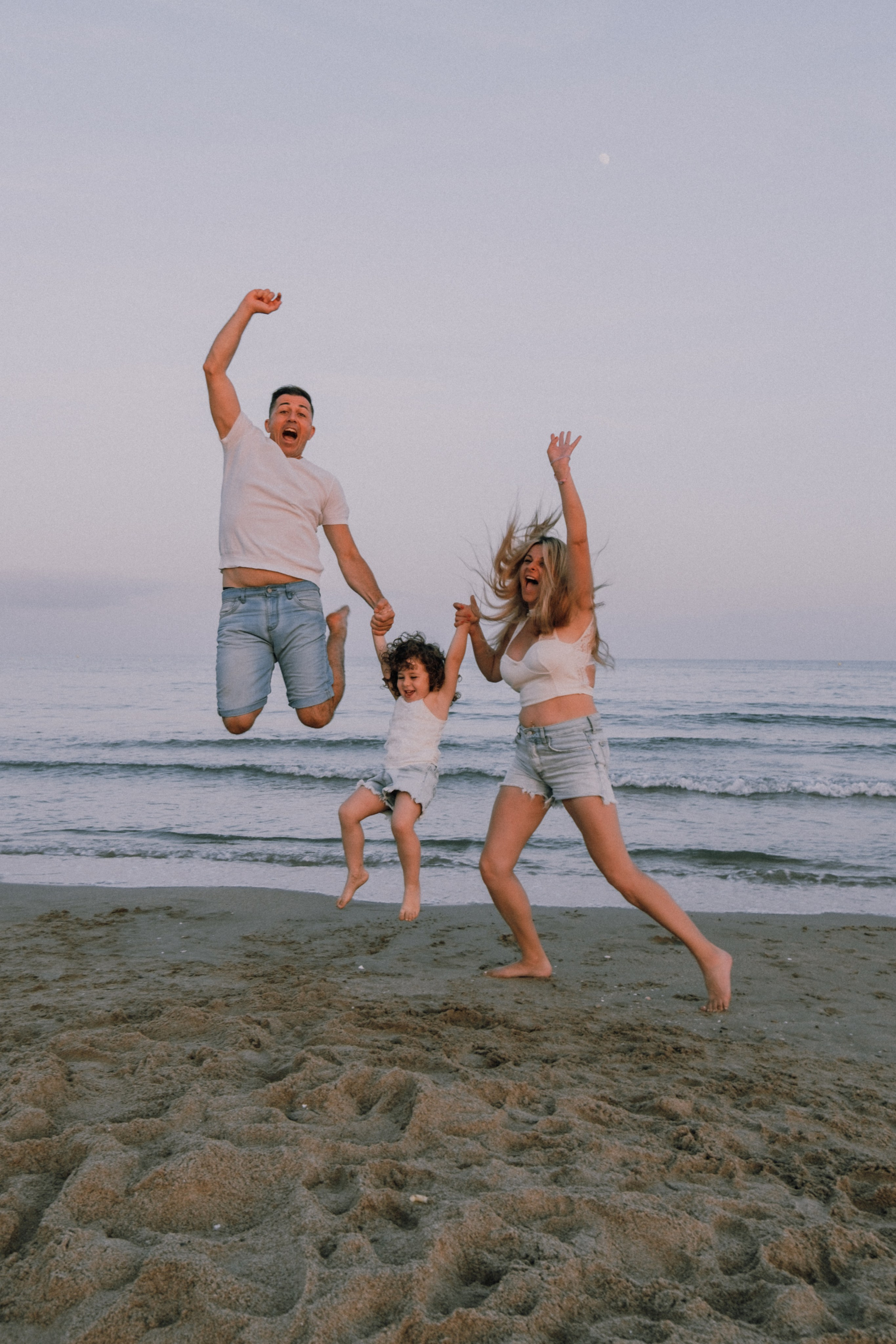 Sesión familiar en la playa. Fotografía profesional en Calafell - Elena Medvedeva