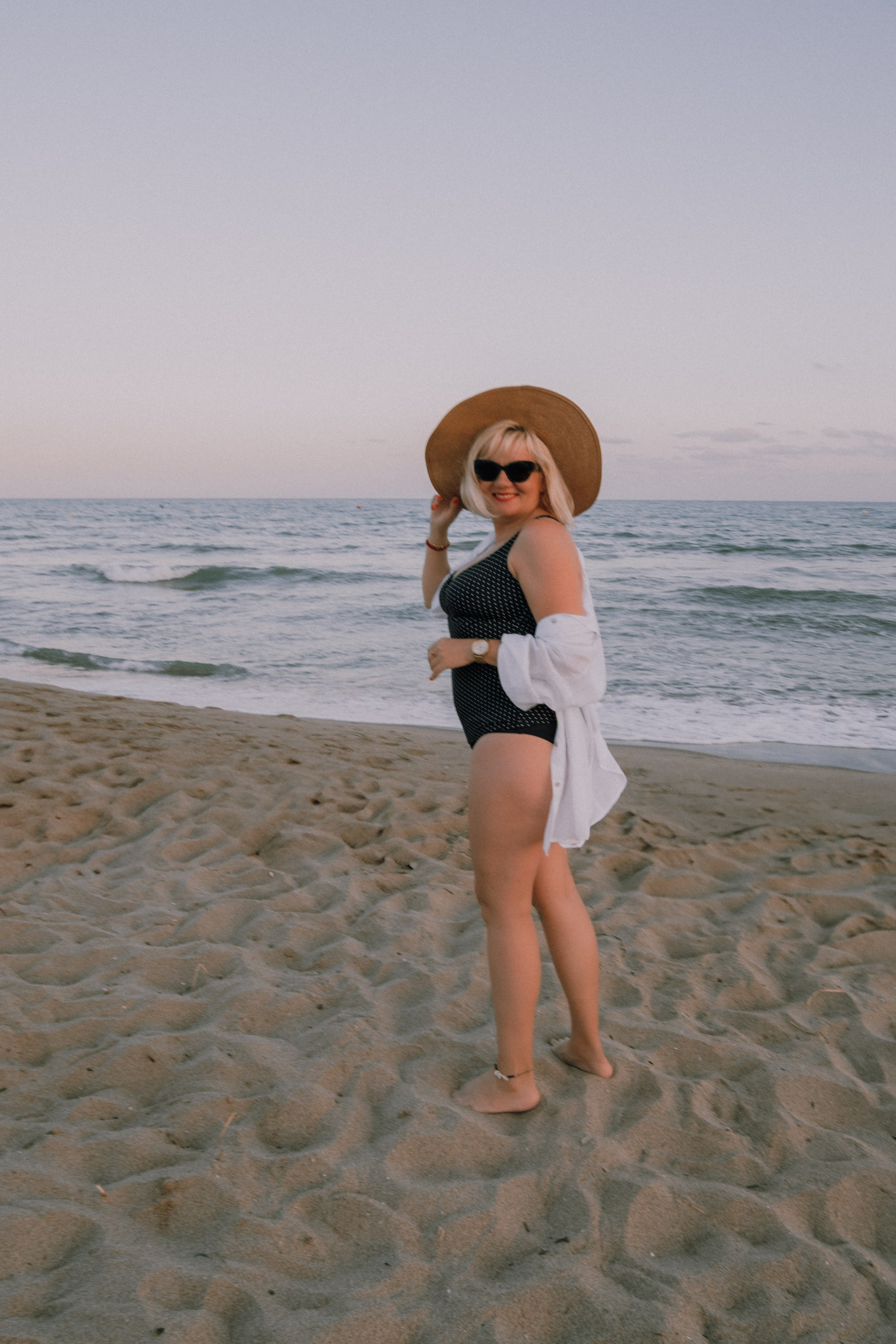 Sesión de amigas en la playa. Fotografía profesional en Calafell - Elena Medvedeva