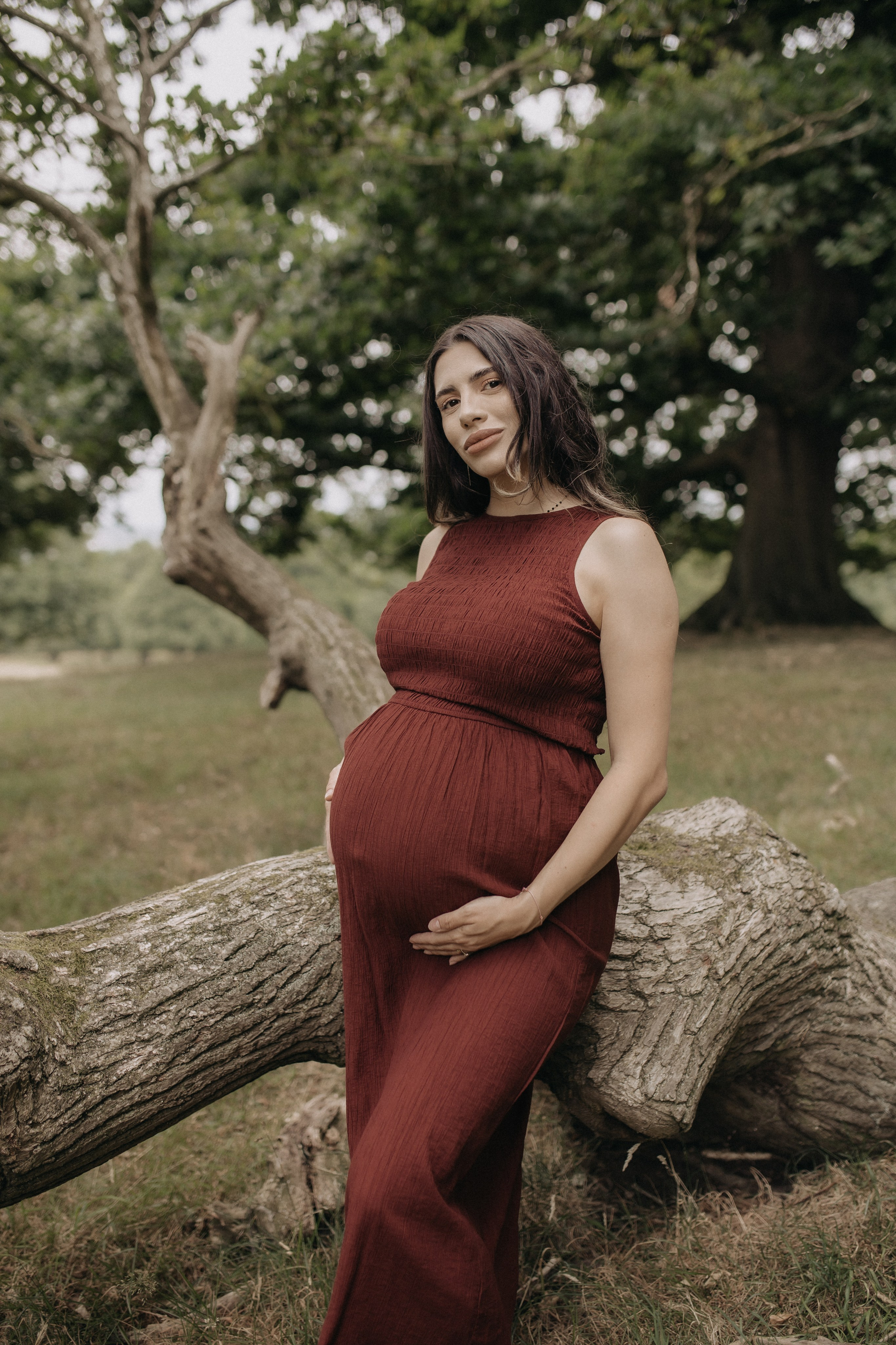Growing life, holding love. Wedding and Portrait Photographer Evie Moon