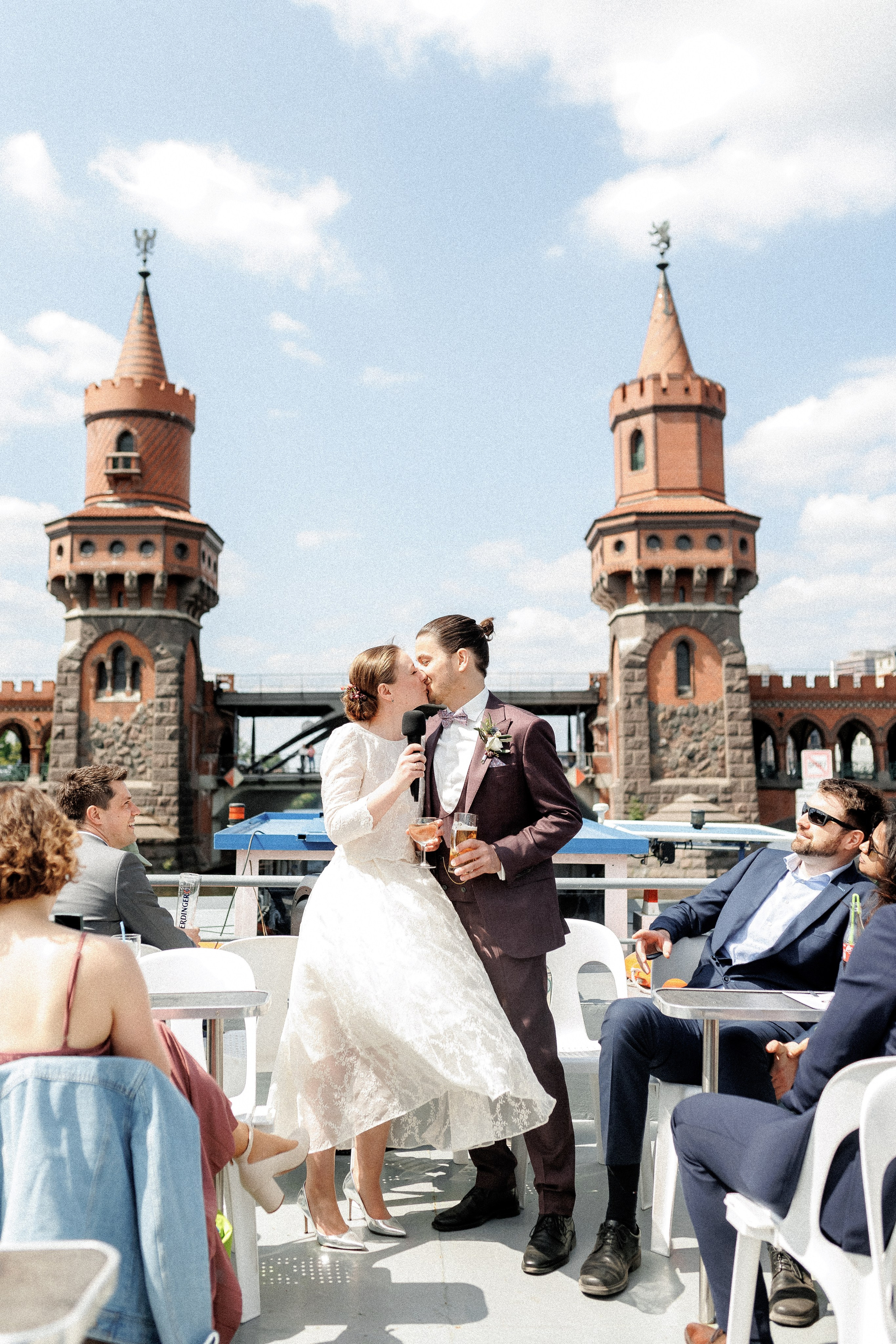 Brautpaar an der Oberbaumbrücke in Berlin auf einer Dachterrasse, Hochzeitsfotografie