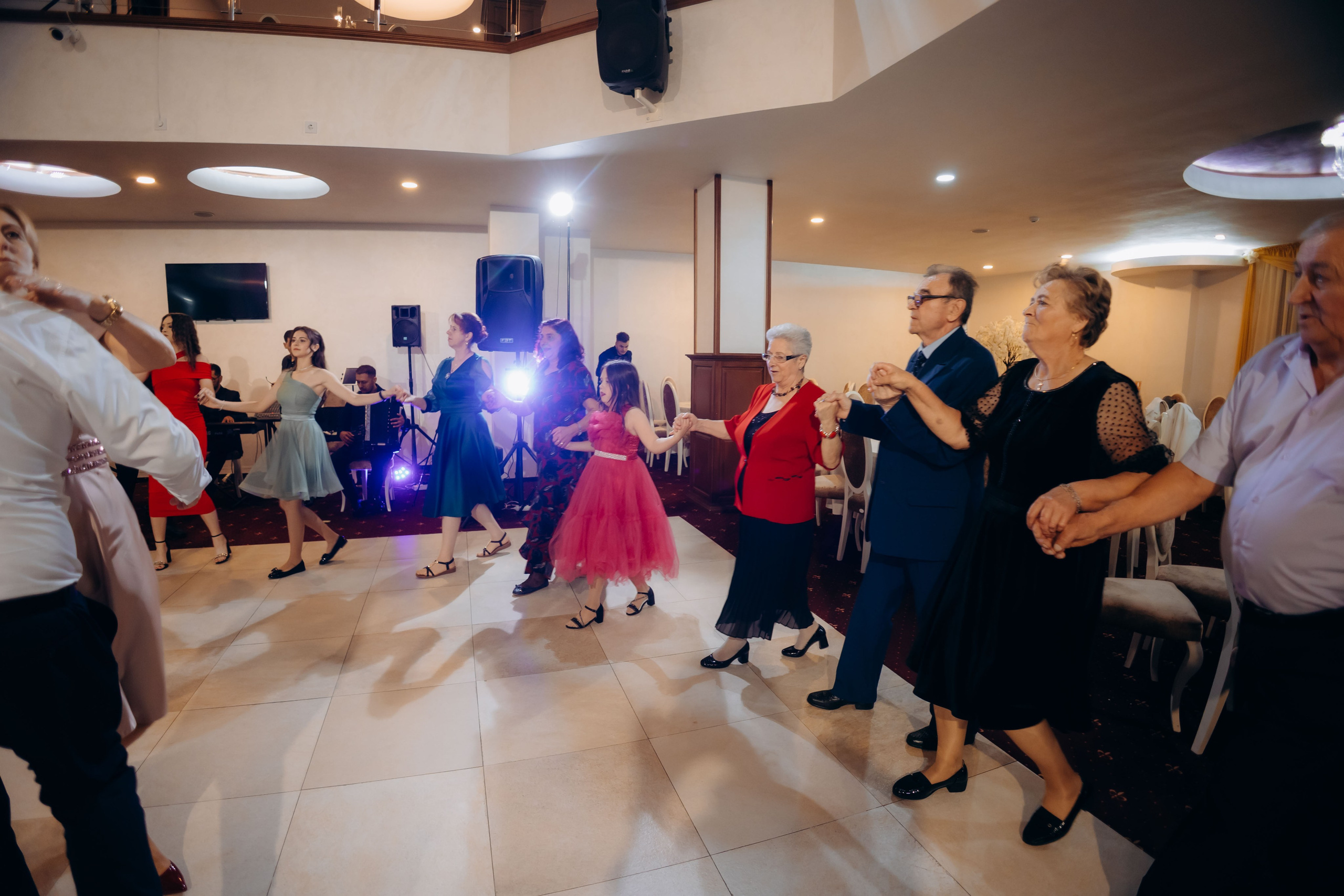 Loredana & Emilian – Ziua Nunții | Videografie - fotografie Botez Suceava, Iași, Botoșani. Servicii foto-video profesionale, pentru momente de neuitat