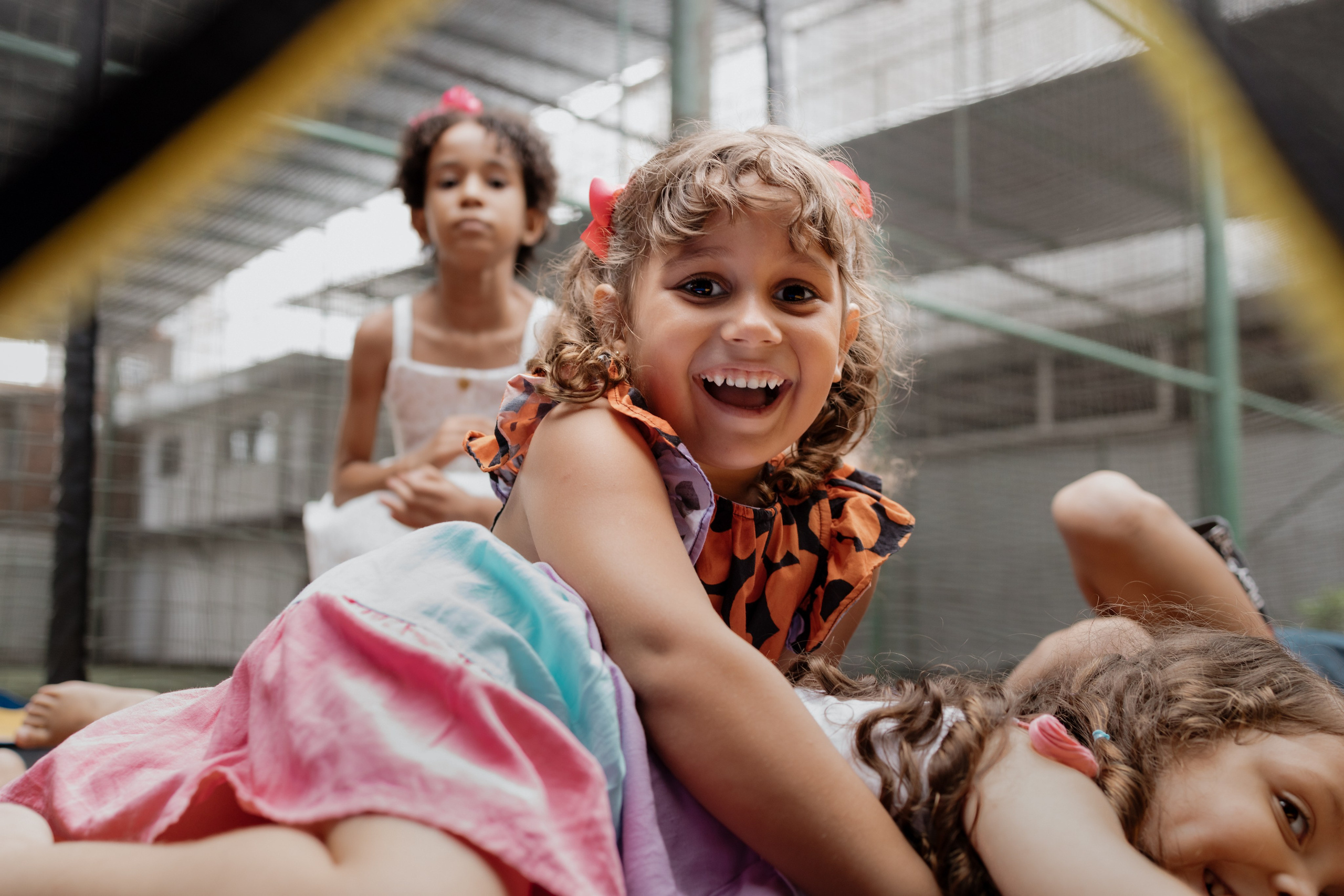 Crianças brincando na cama elástica em festa infantil