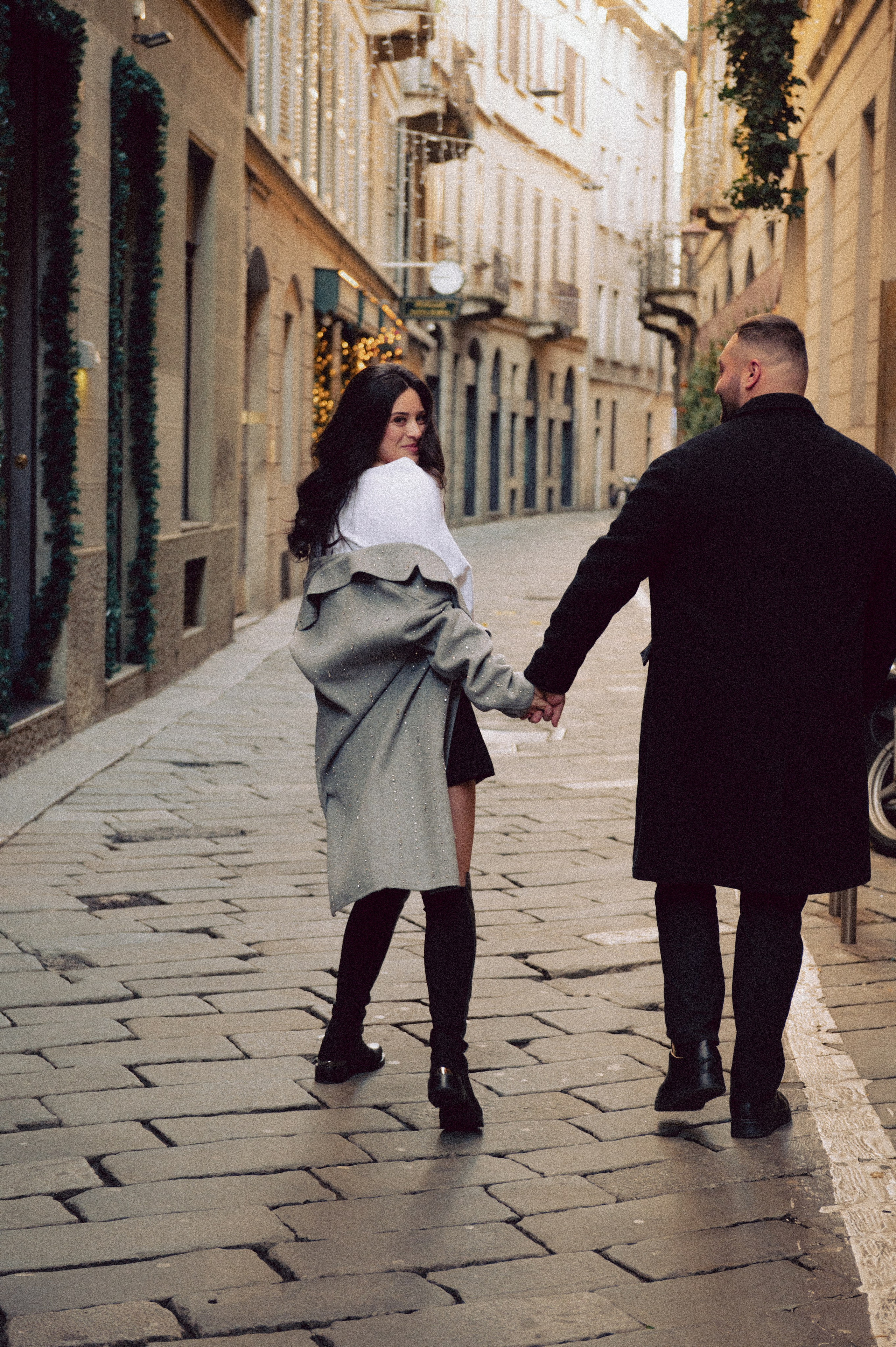 servizio fotografico coppia Milano, coppia innamorata Italia, fotografia naturale di coppia, coppia in movimento Milano, servizio fotografico spontaneo Milano, amore e viaggio Italia, servizio fotografico di coppia Milano, fotografia love story Milano, coppia romantica Italia, ritratto di coppia Milano, primo piano coppia innamorata, fotografia emozionale Milano,