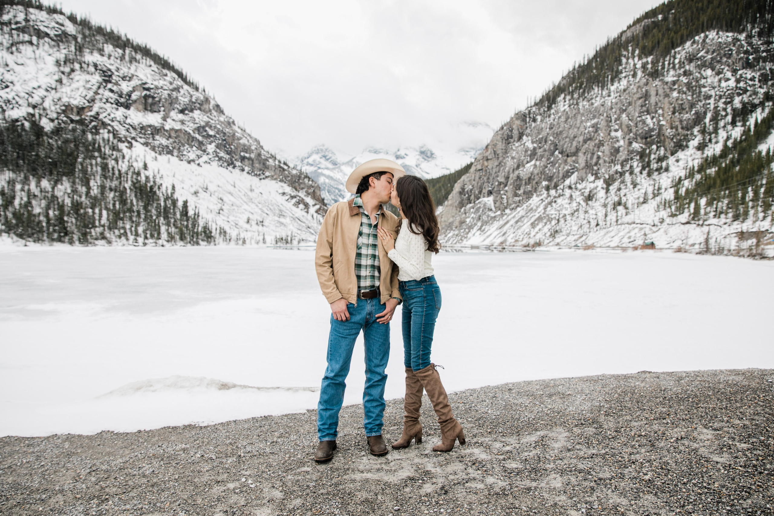 Jorge & Isabel — Canmore. Fotografía accesible en Calgary