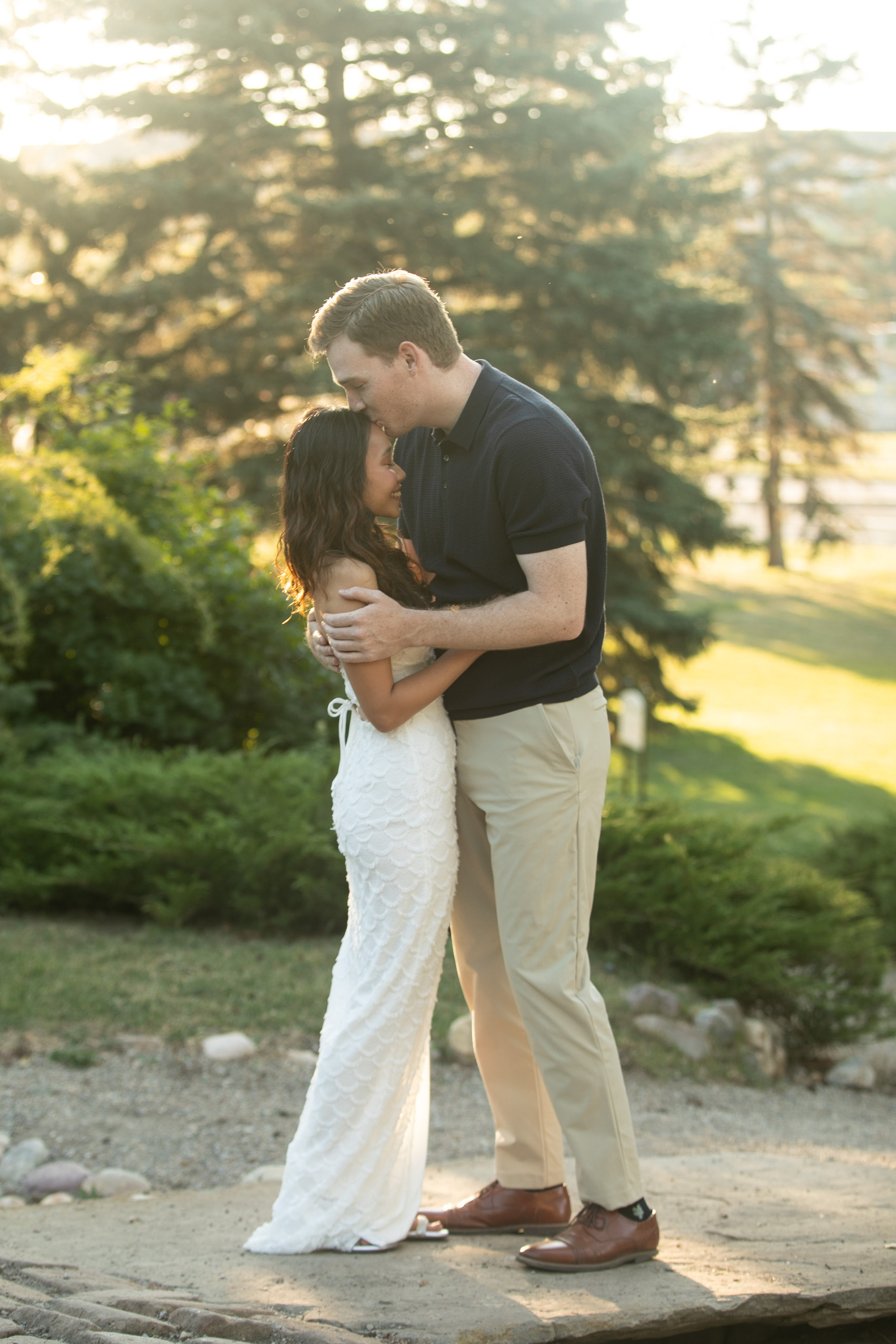 Cian & Phobe — Engagement Photos. Fotografía accesible en Calgary