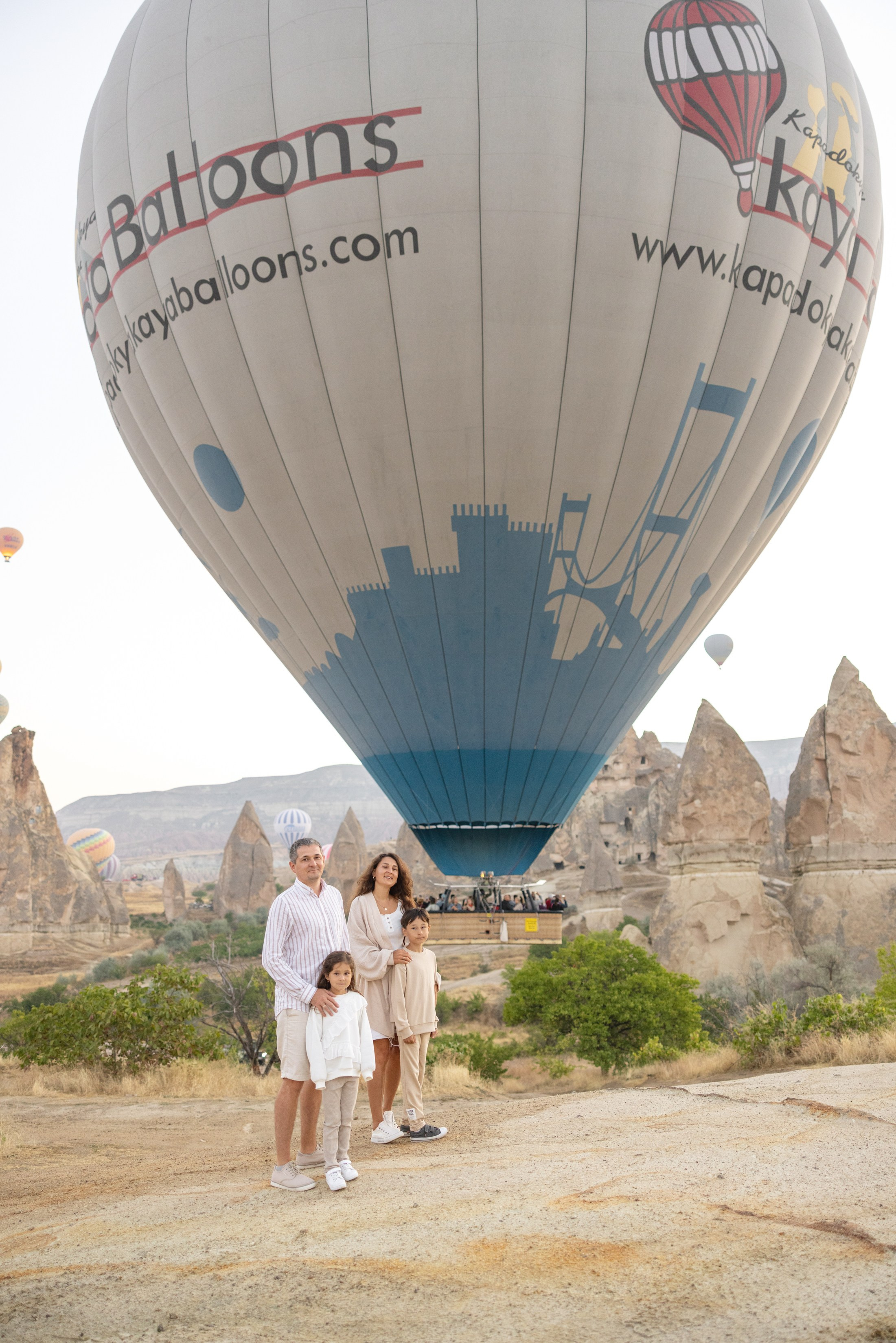 Family Photoshoot at Sunrise with Cappadocia’s Hot Air Balloons. Julia Ganch I Fashion Wedding Photography I Cappadocia Turkey