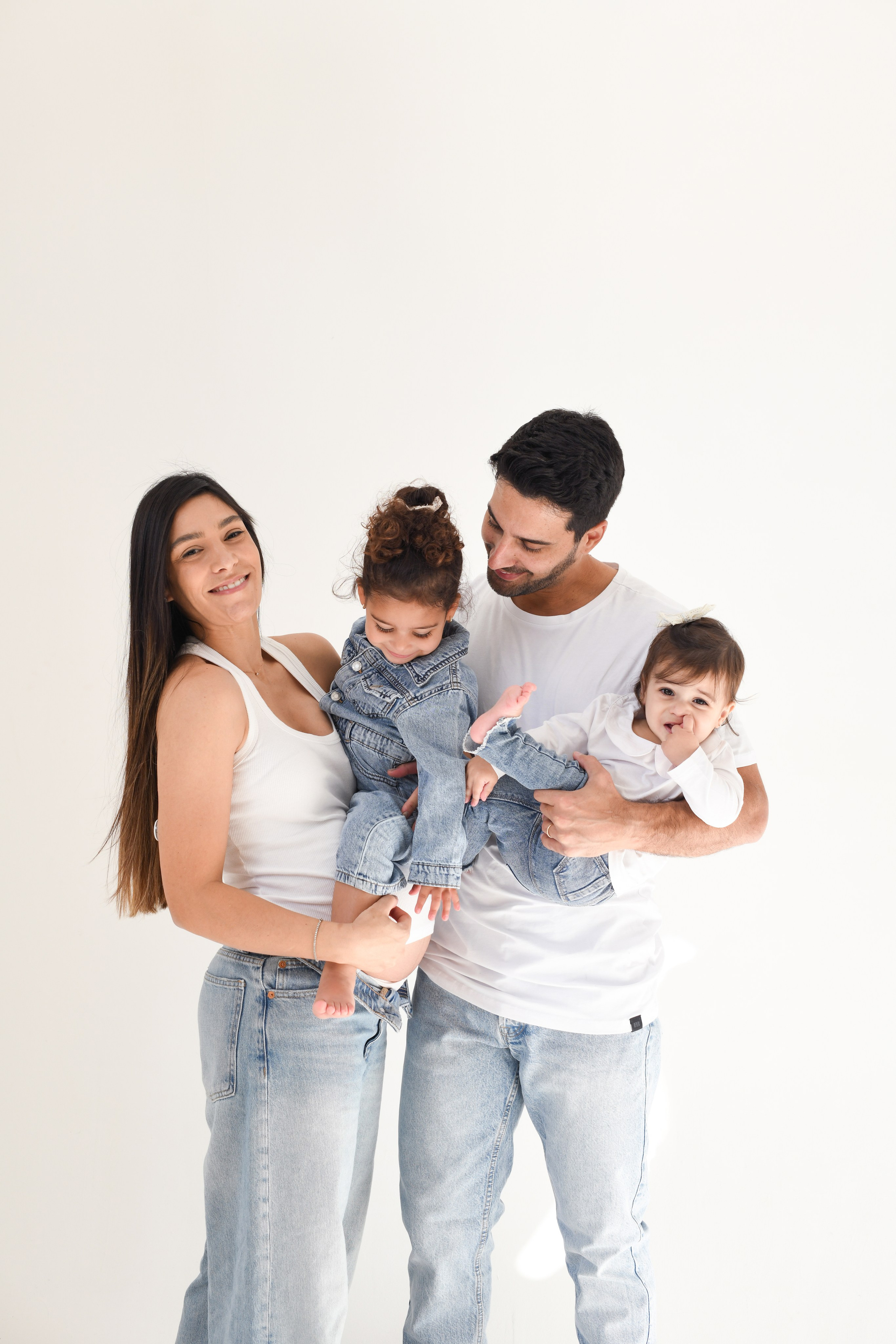 Eliya's family. צלמת ולדה