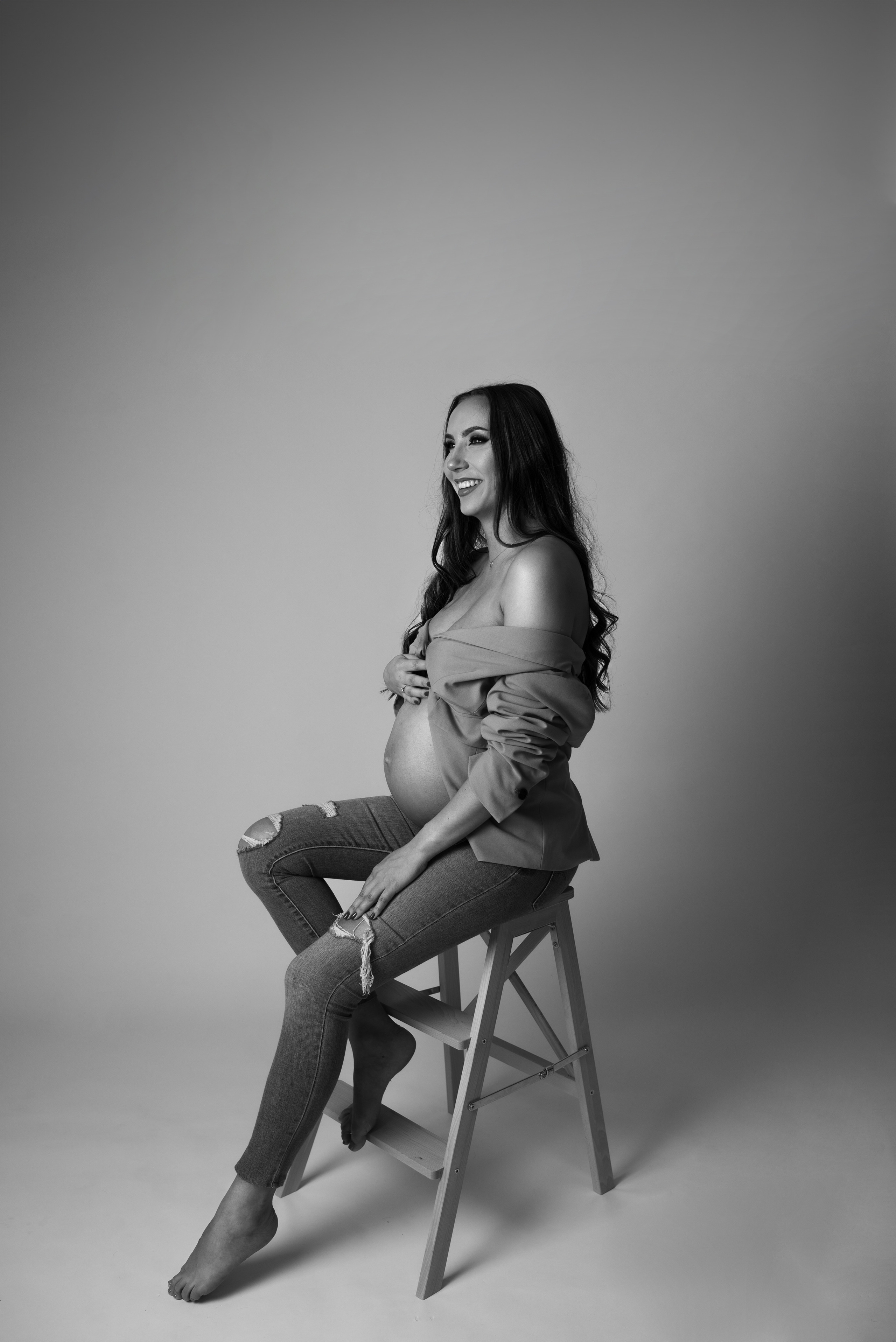 Expectant mother in a beautiful maternity photoshoot in Hafnarfjörður. Our skilled photographers at MDStudio capture the radiant glow of pregnancy in this timeless portrait. Book your personalized session today to preserve these precious moments. Serving Hafnarfjörður and surrounding areas, MD Studio is dedicated to providing an unforgettable maternity photography experience.