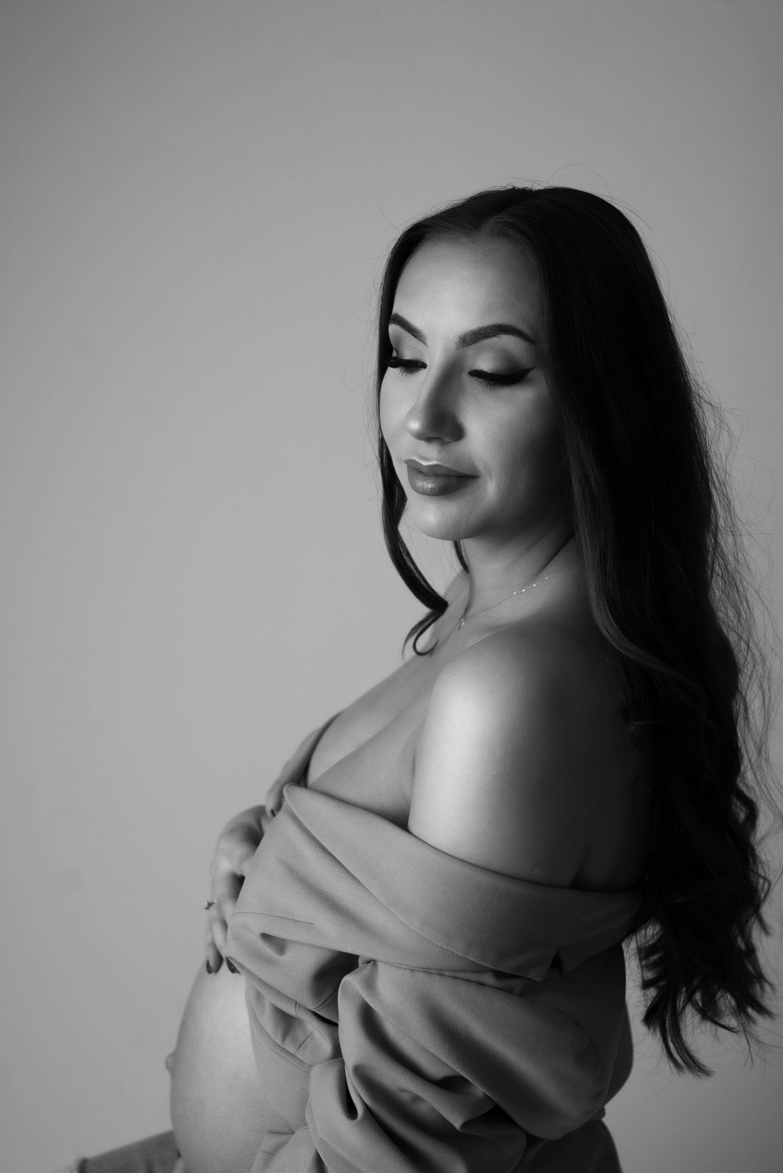 Expectant mother in a beautiful maternity photoshoot in Hafnarfjörður. Our skilled photographers at MDStudio capture the radiant glow of pregnancy in this timeless portrait. Book your personalized session today to preserve these precious moments. Serving Hafnarfjörður and surrounding areas, MD Studio is dedicated to providing an unforgettable maternity photography experience.